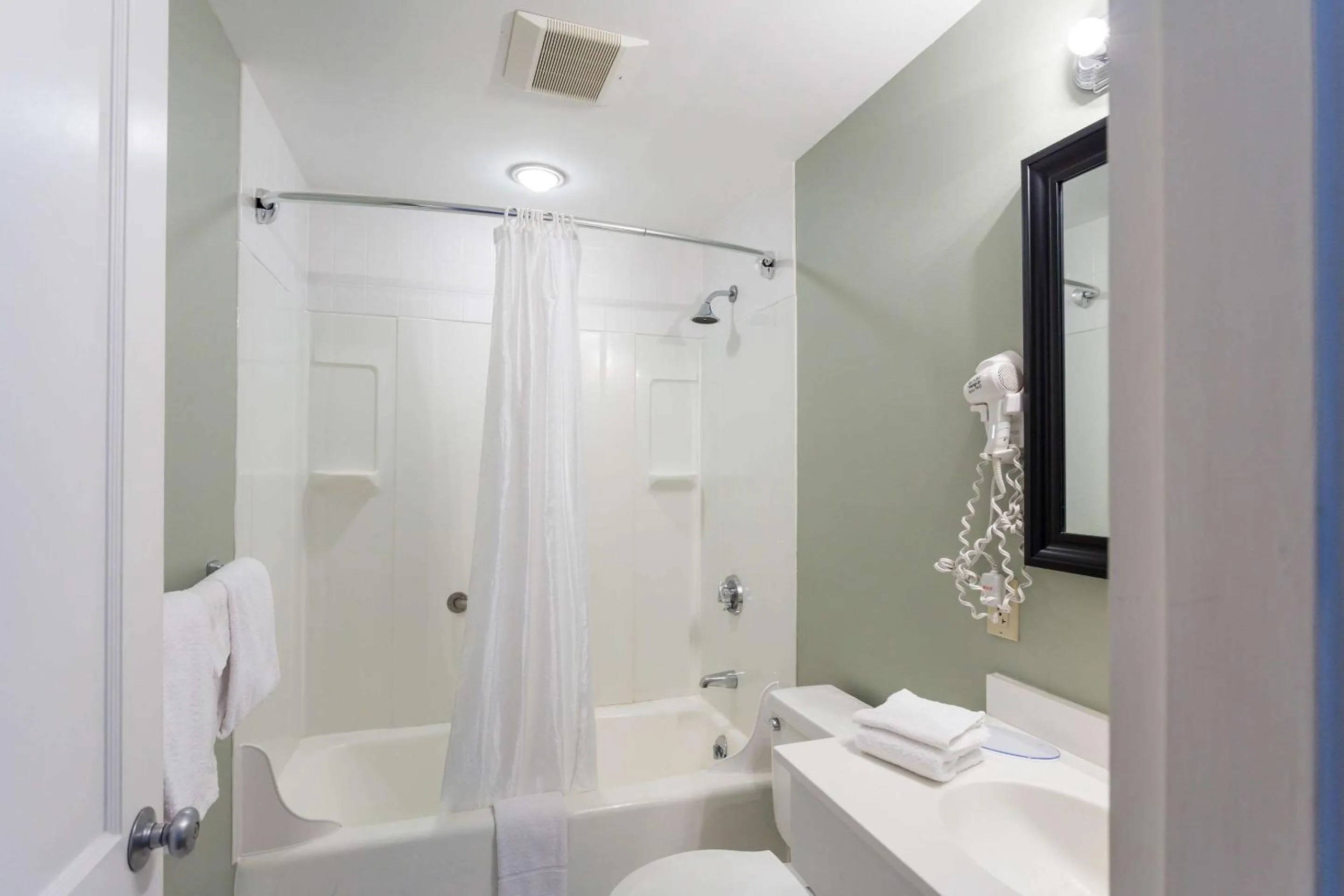 Bedroom in Quality Inn & Suites Gorham Riverside