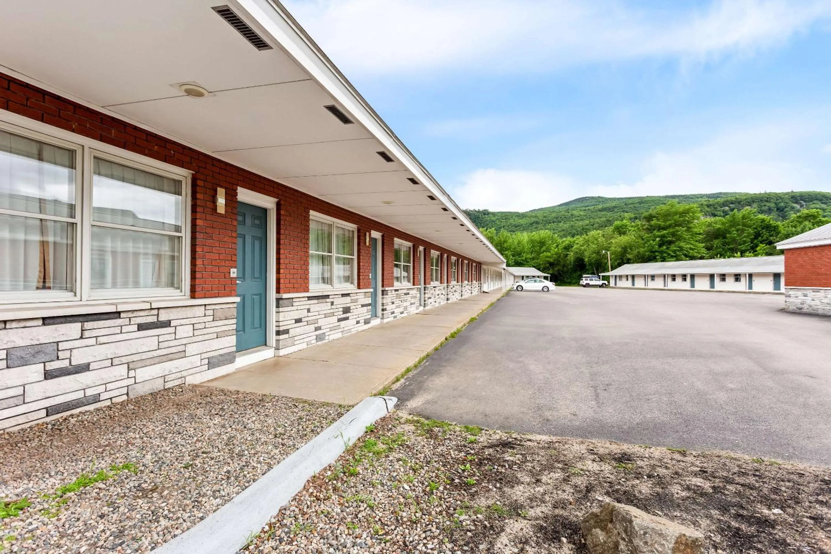 Property building in Quality Inn & Suites Gorham Riverside