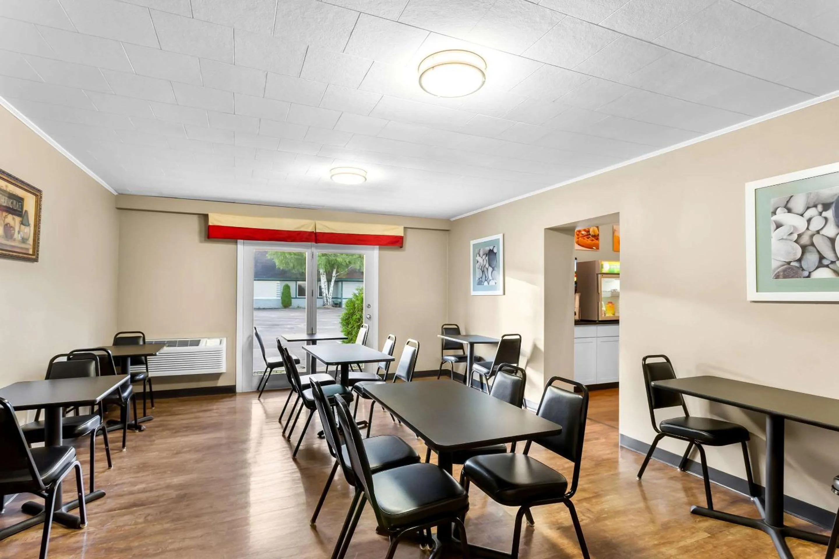 Breakfast in Quality Inn & Suites Gorham Riverside