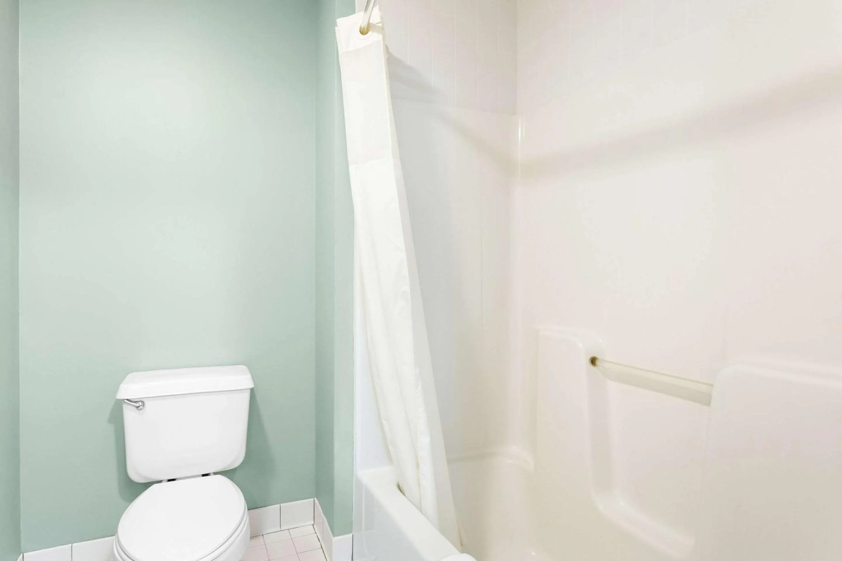 Bedroom in Quality Inn & Suites Gorham Riverside