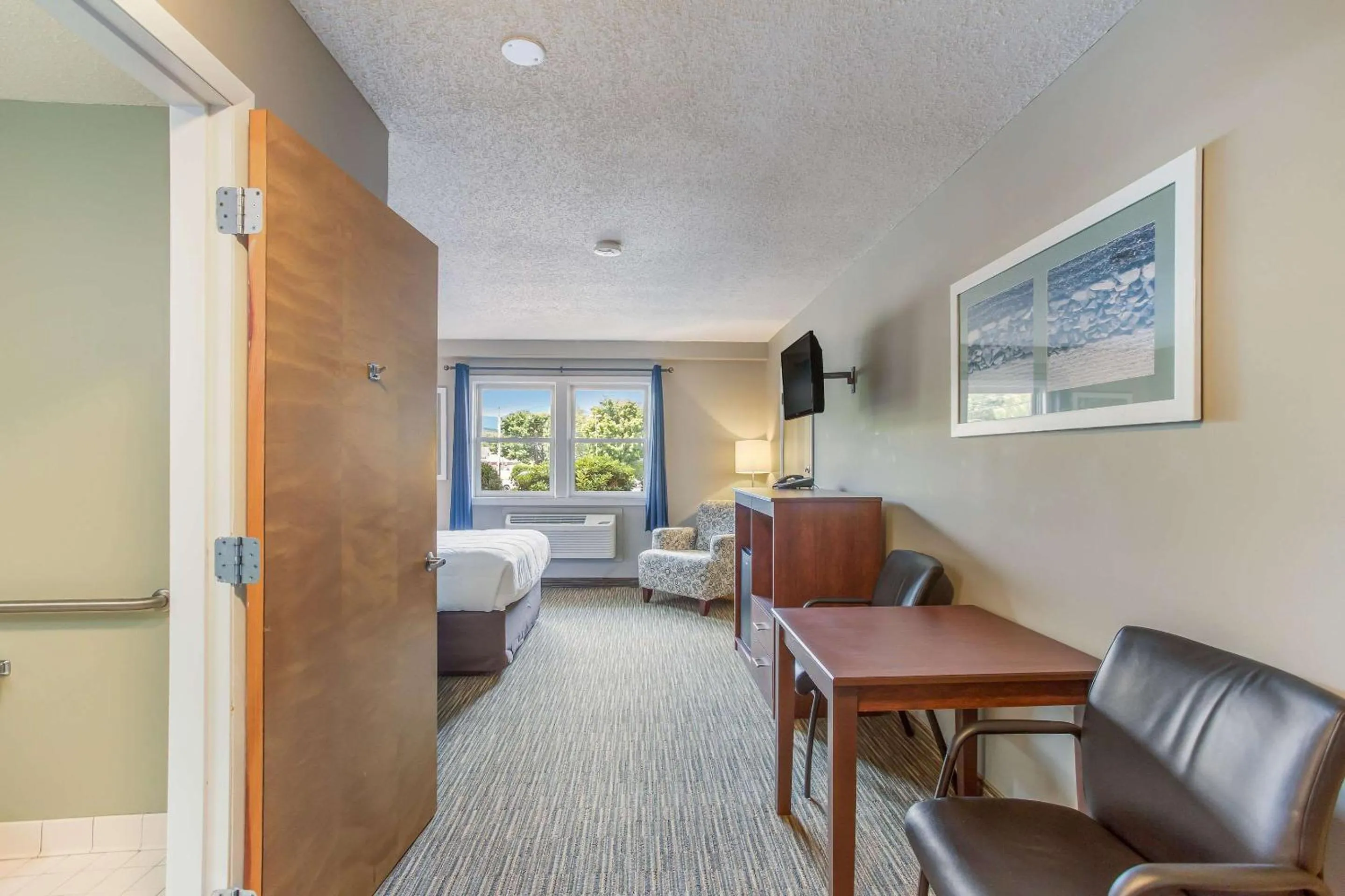 Bedroom, Bed in Quality Inn & Suites Gorham Riverside