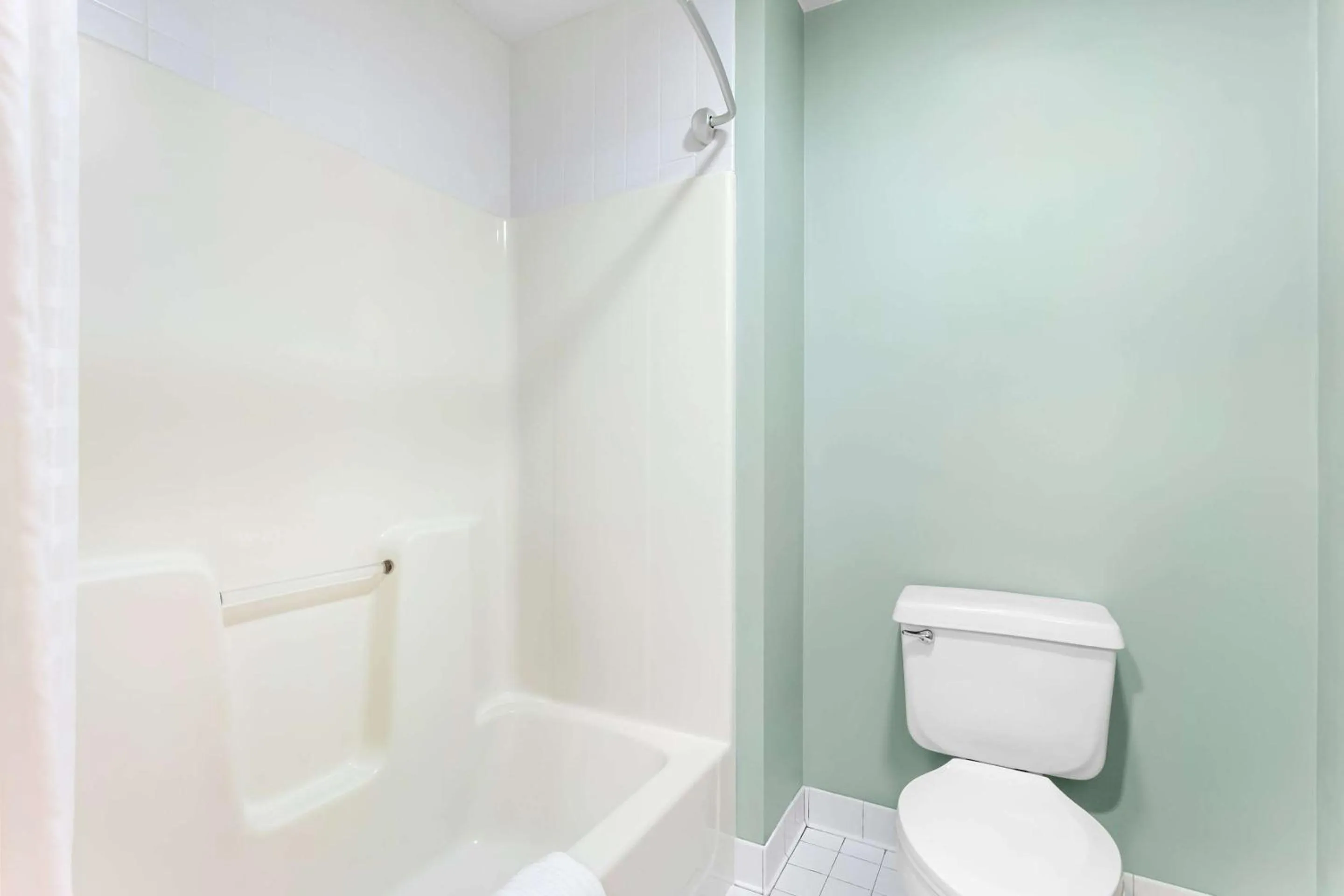 Bedroom in Quality Inn & Suites Gorham Riverside