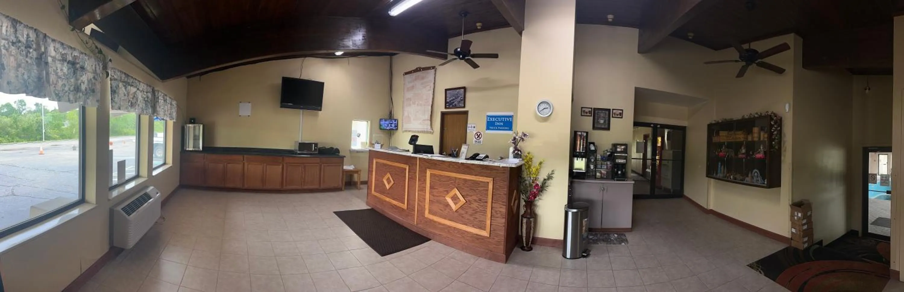 Lobby or reception in Executive Inn