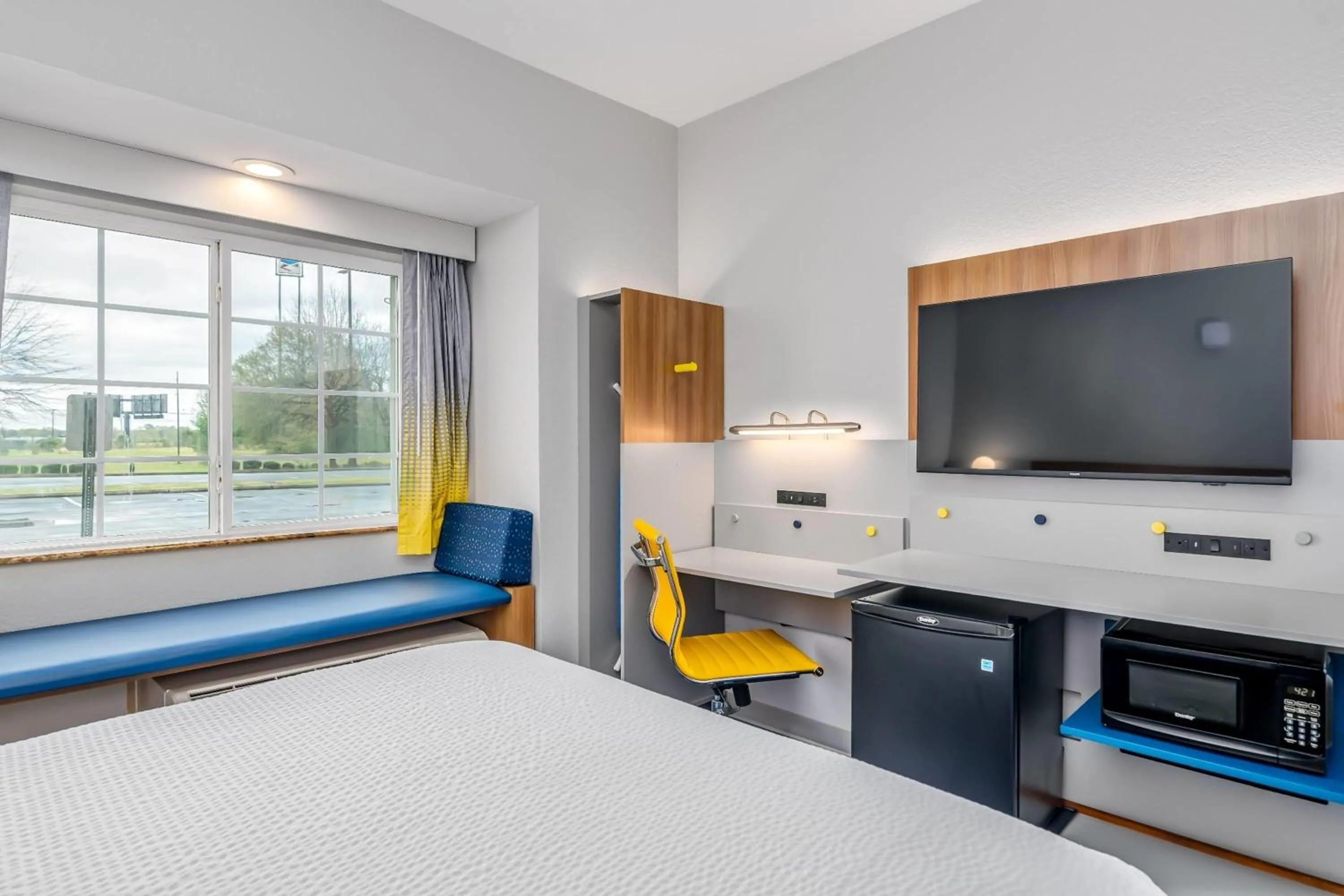 Photo of the whole room, Bed in Microtel Inn and Suites Montgomery