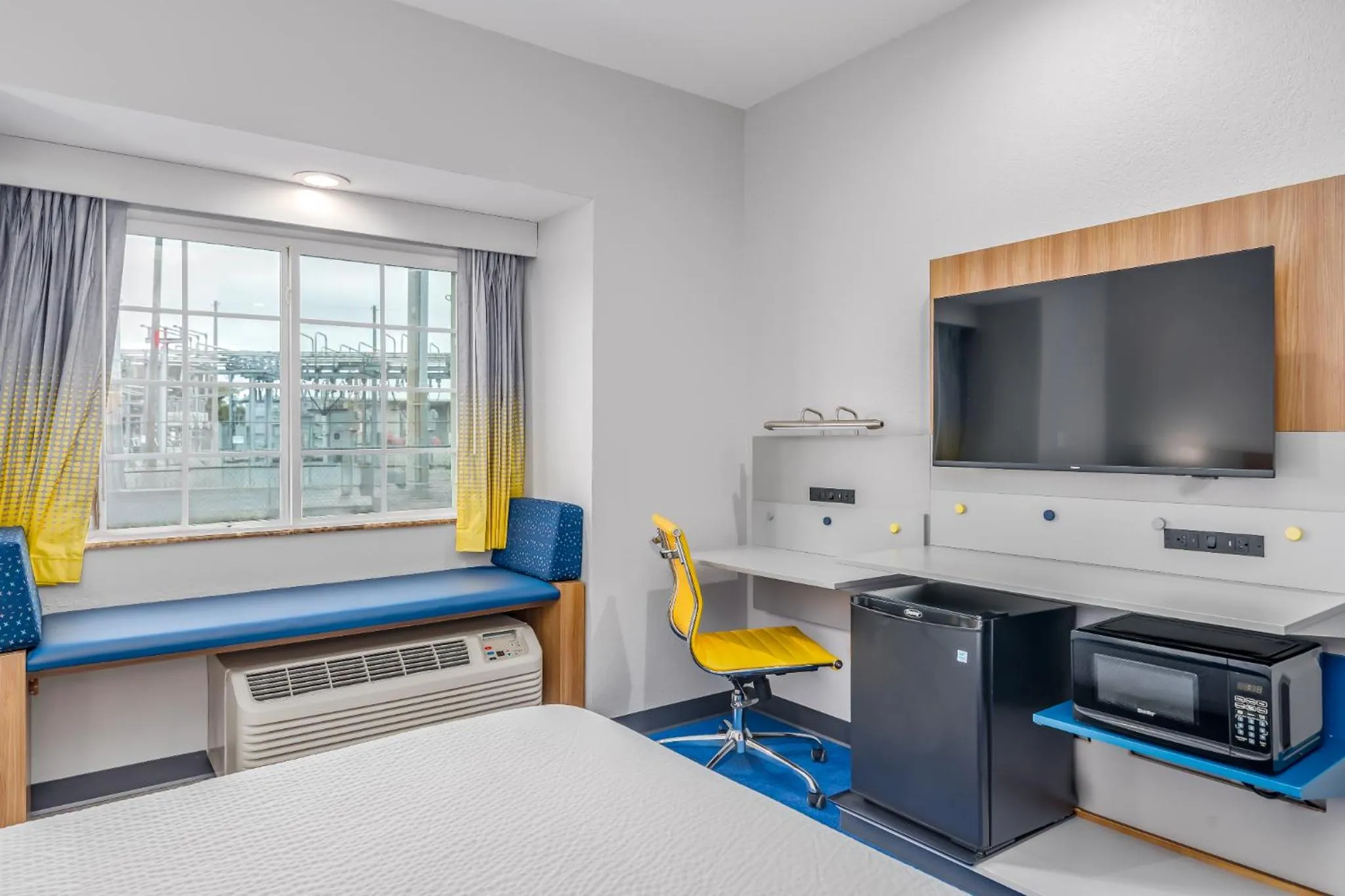 TV and multimedia, Bed in Microtel Inn and Suites Montgomery