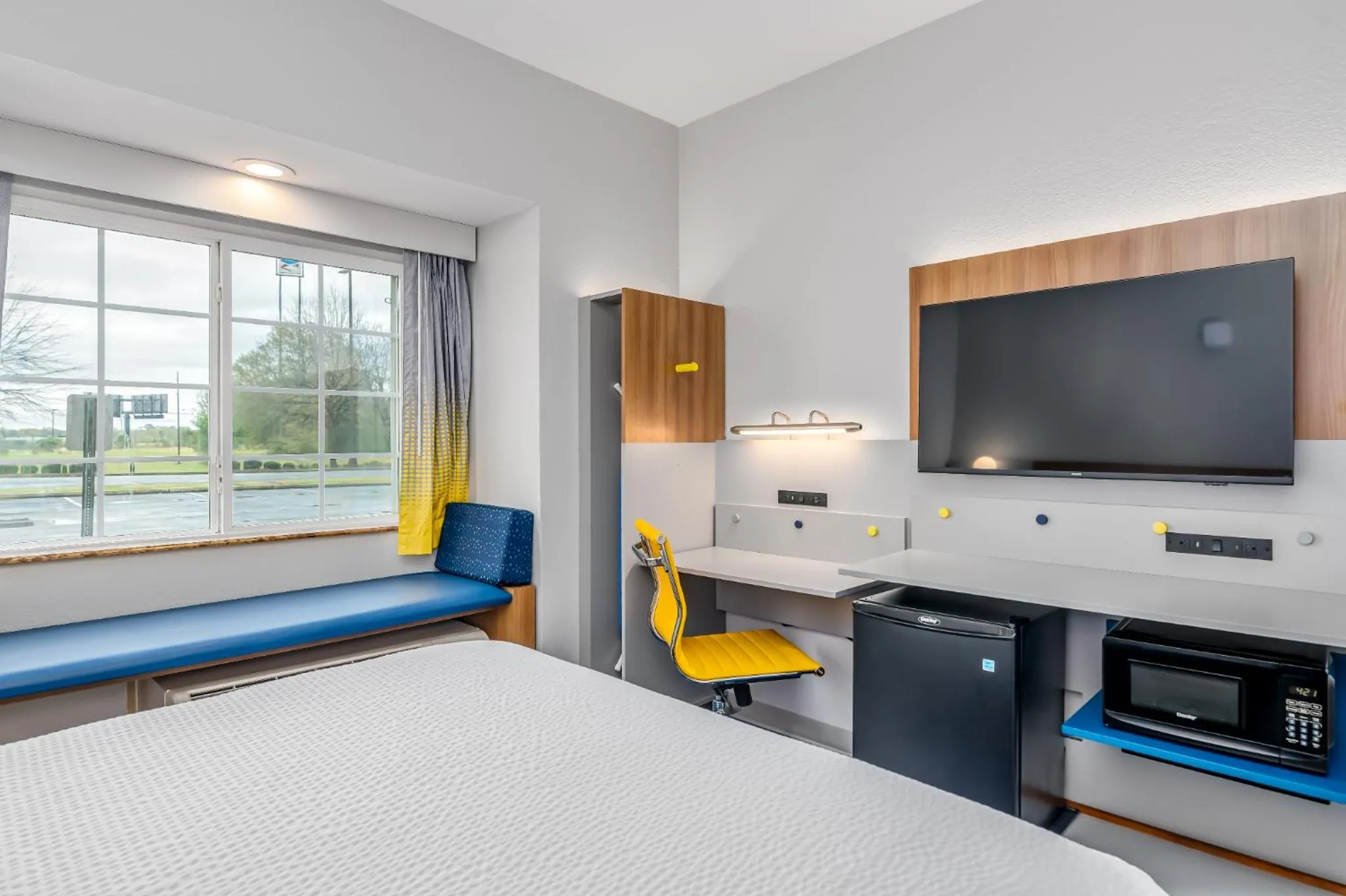 TV and multimedia, Bed in Microtel Inn and Suites Montgomery