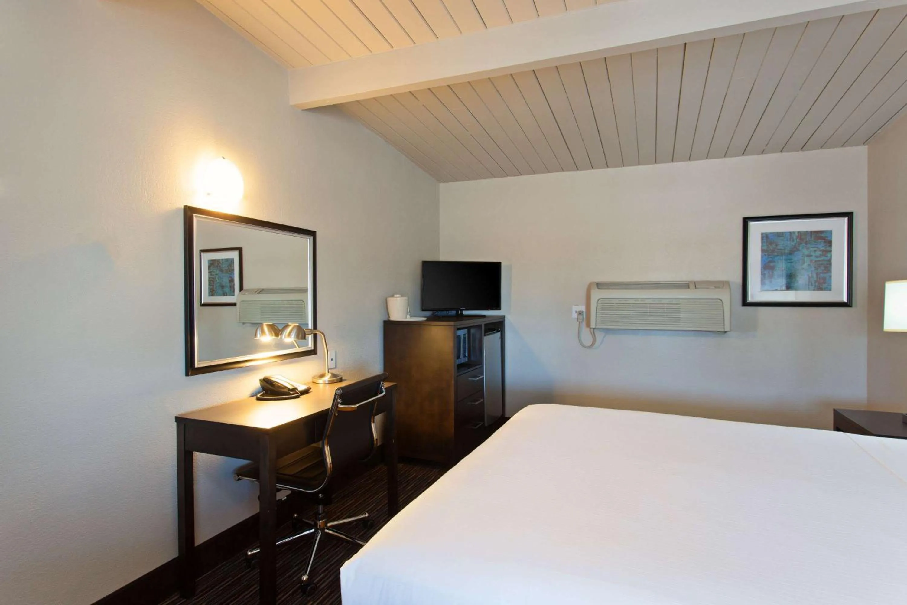 Photo of the whole room in Days Inn by Wyndham Chowchilla Gateway to Yosemite