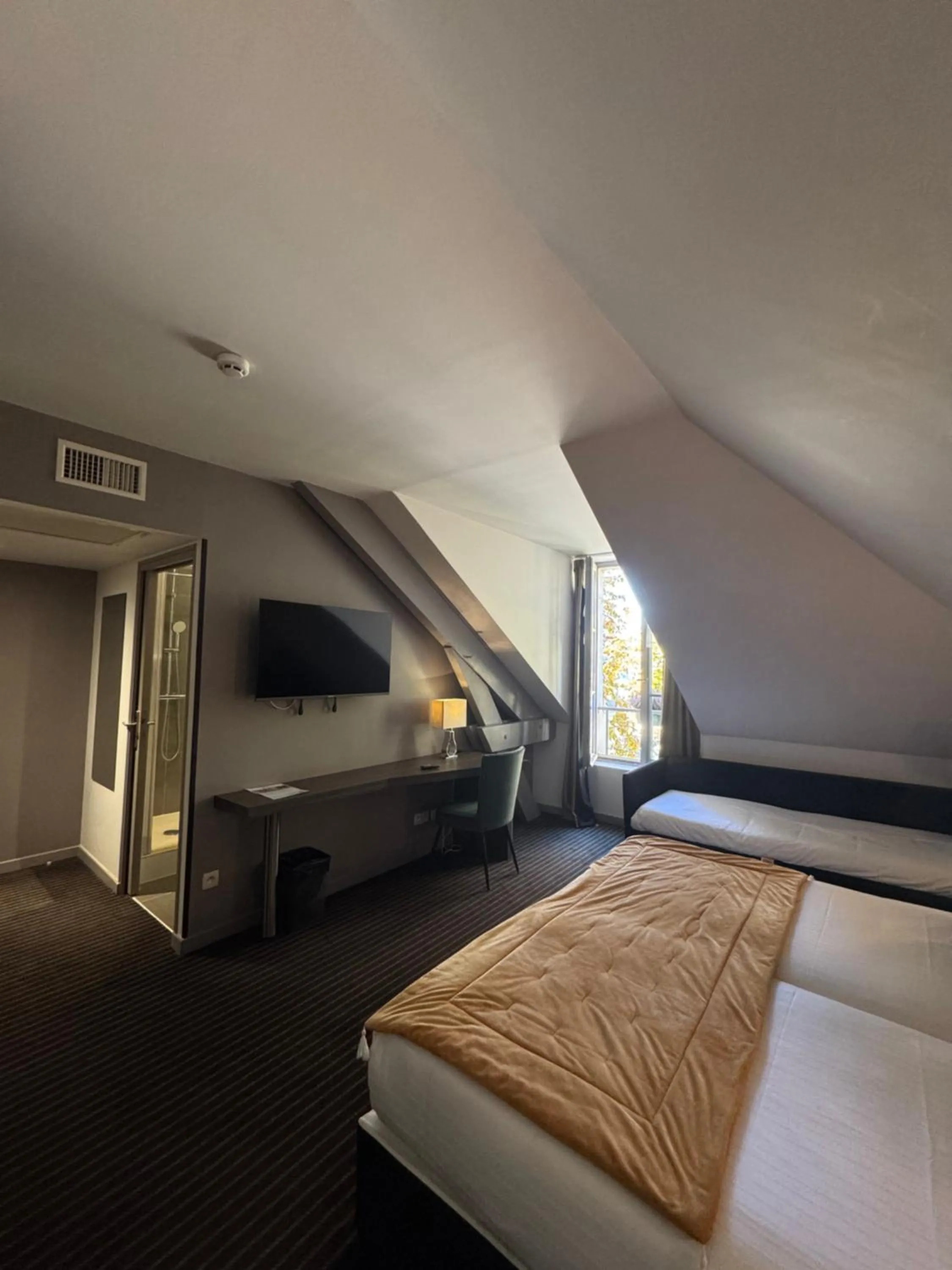 Bed in Best Western Blois Château