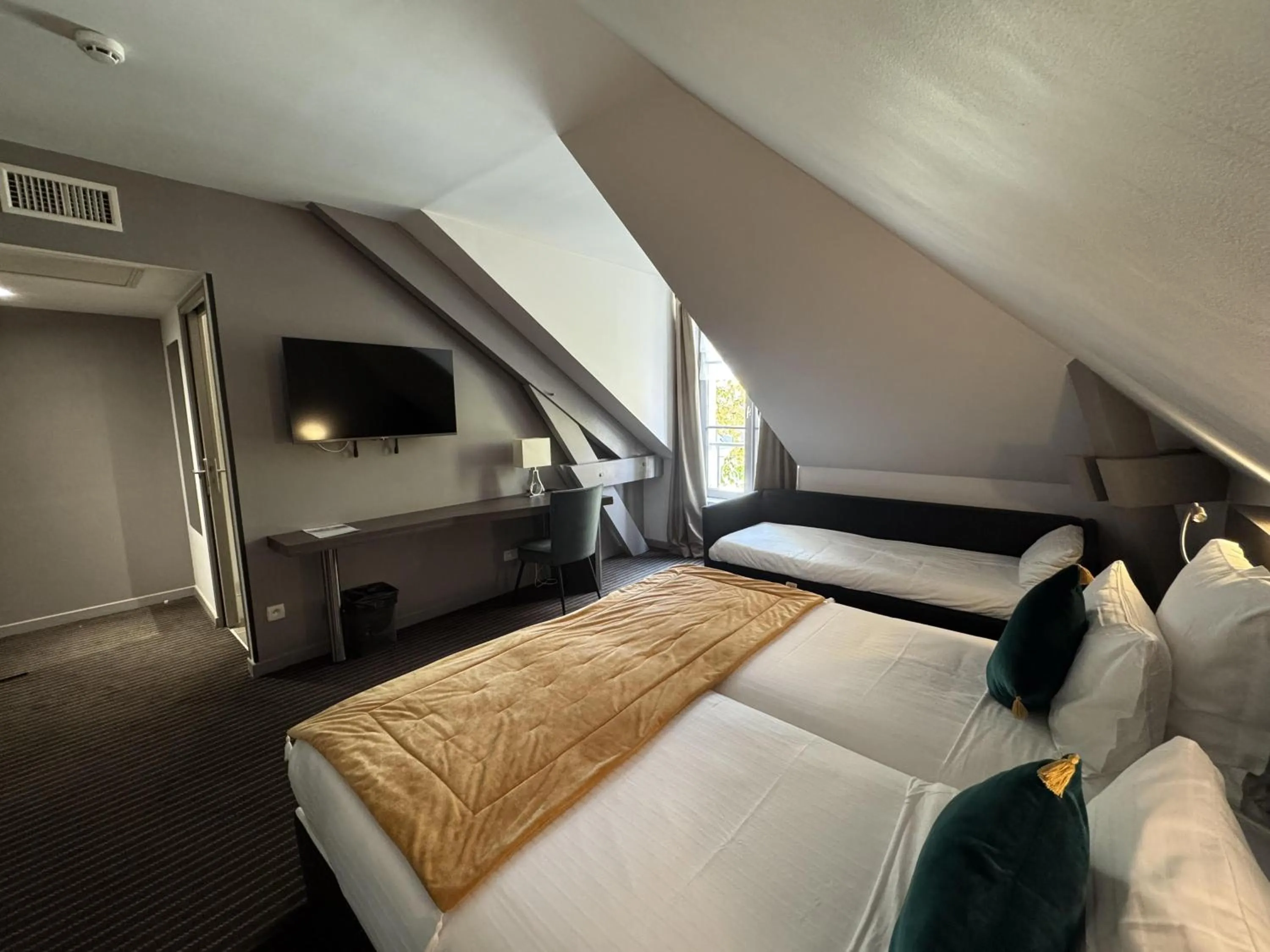 Bedroom, Bed in Best Western Blois Château