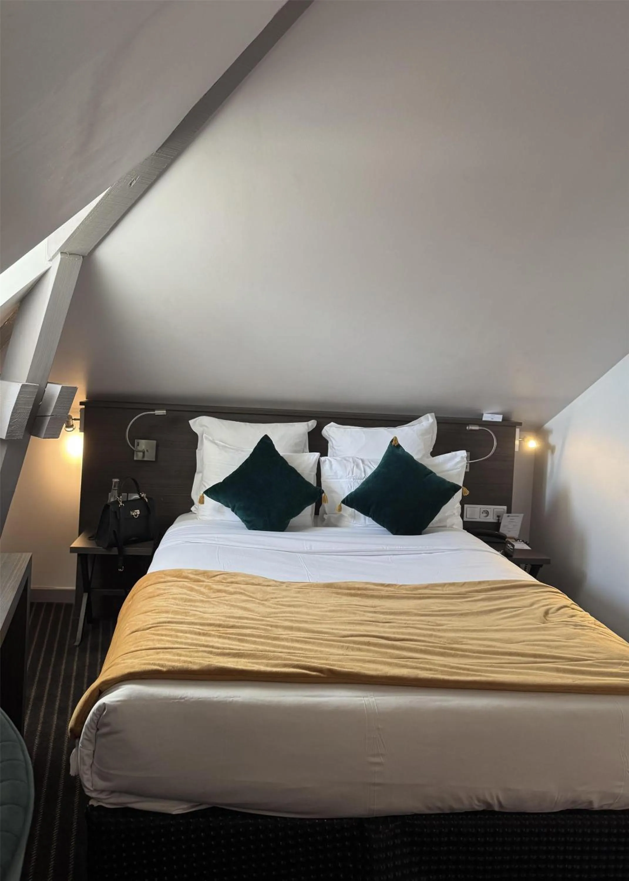 Bedroom, Bed in Best Western Blois Château