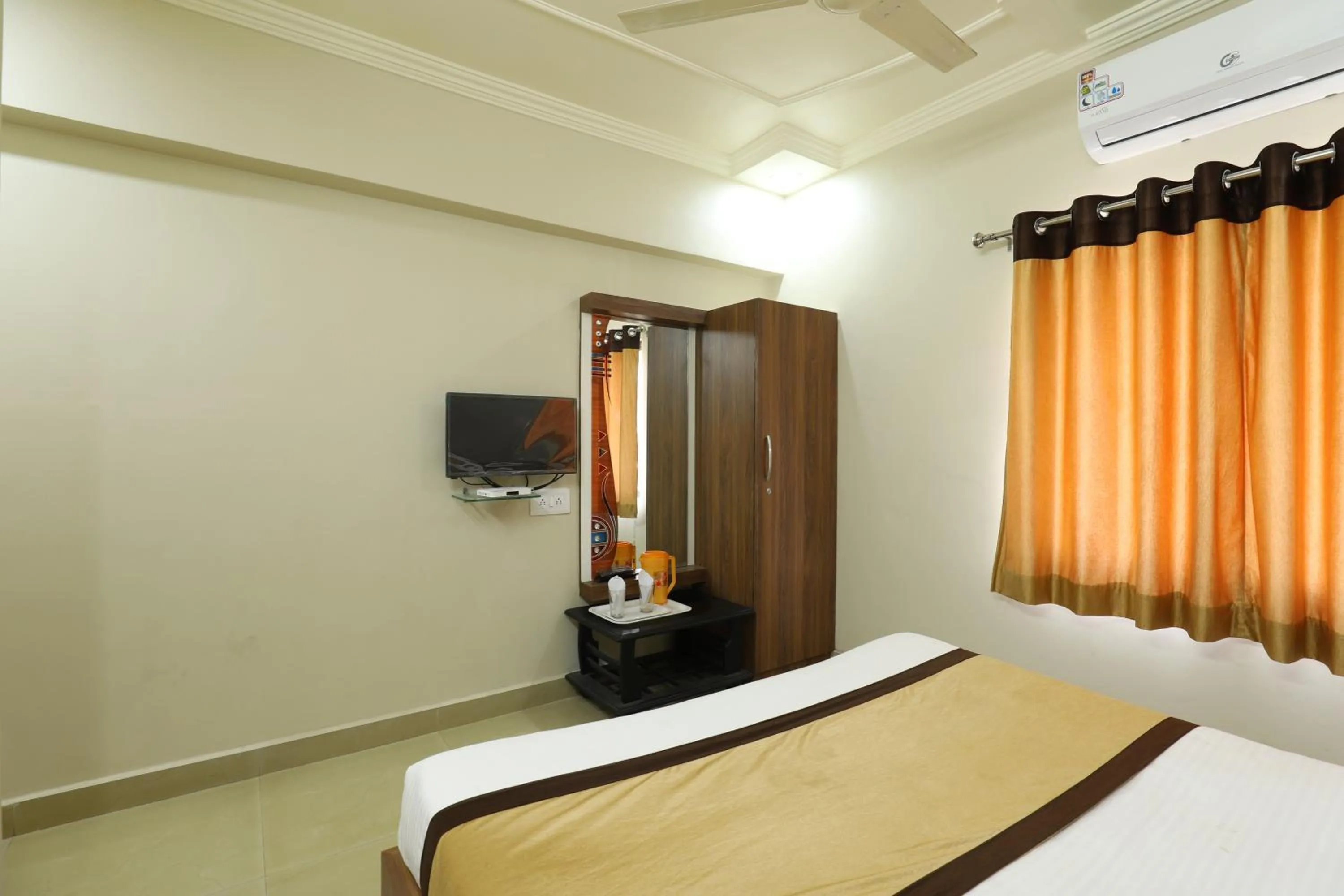 Bed in Hotel Loyal Residency