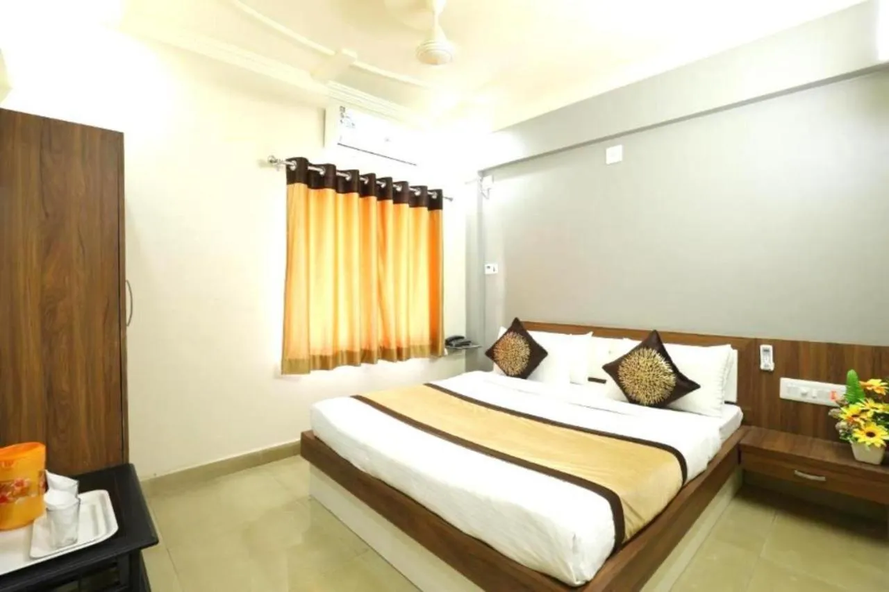 Bed in Hotel Loyal Residency