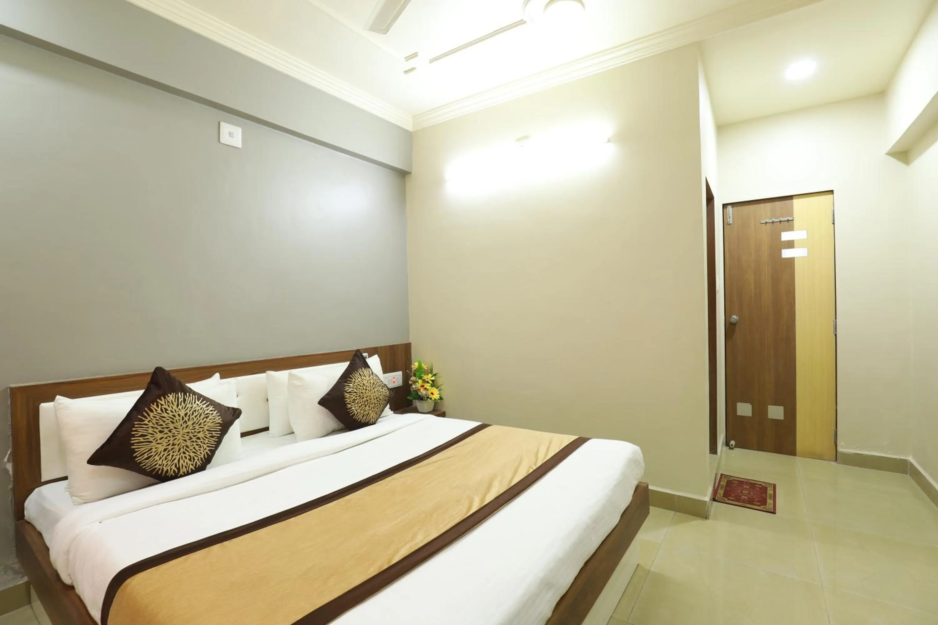 Bed in Hotel Loyal Residency