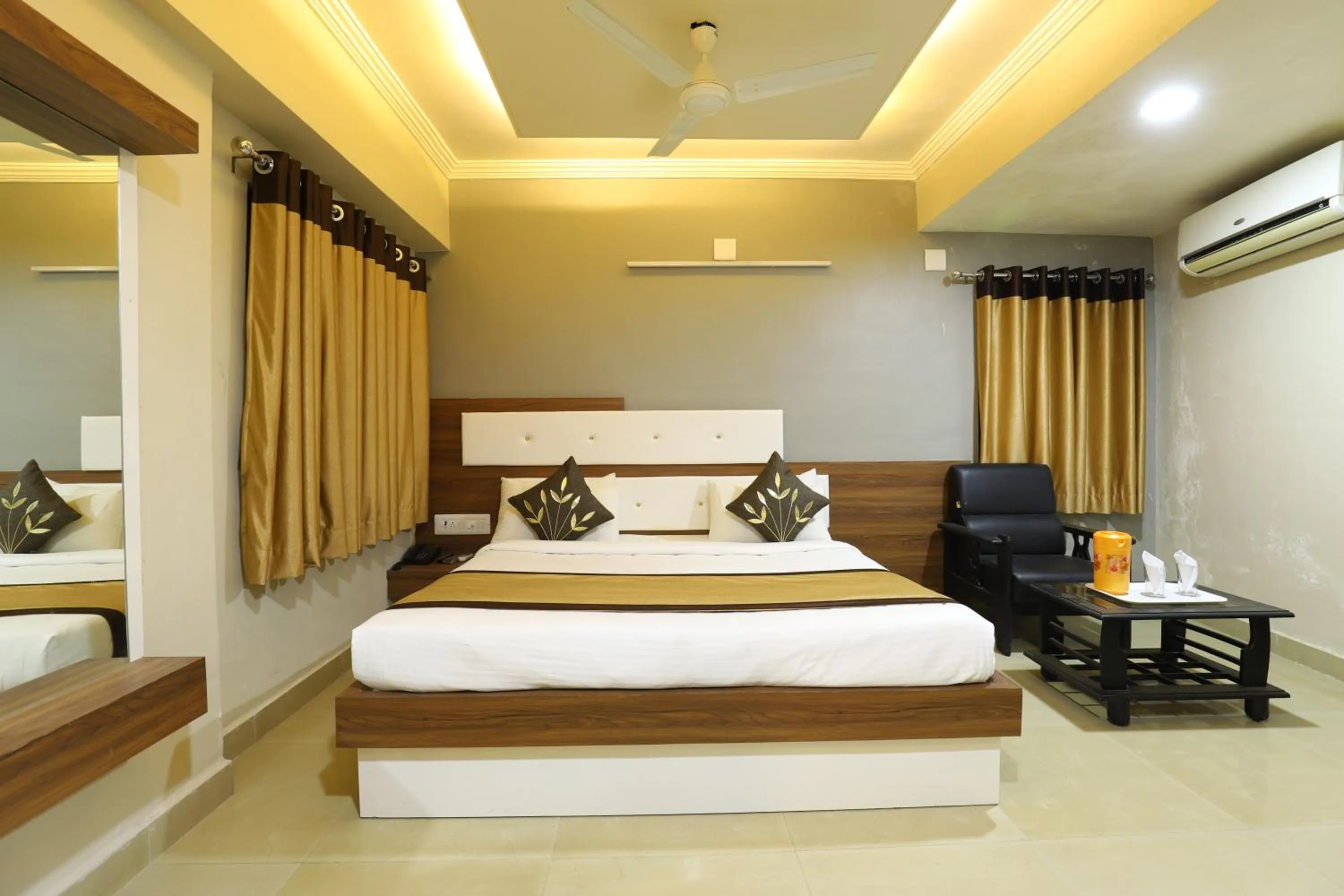 Bed in Hotel Loyal Residency