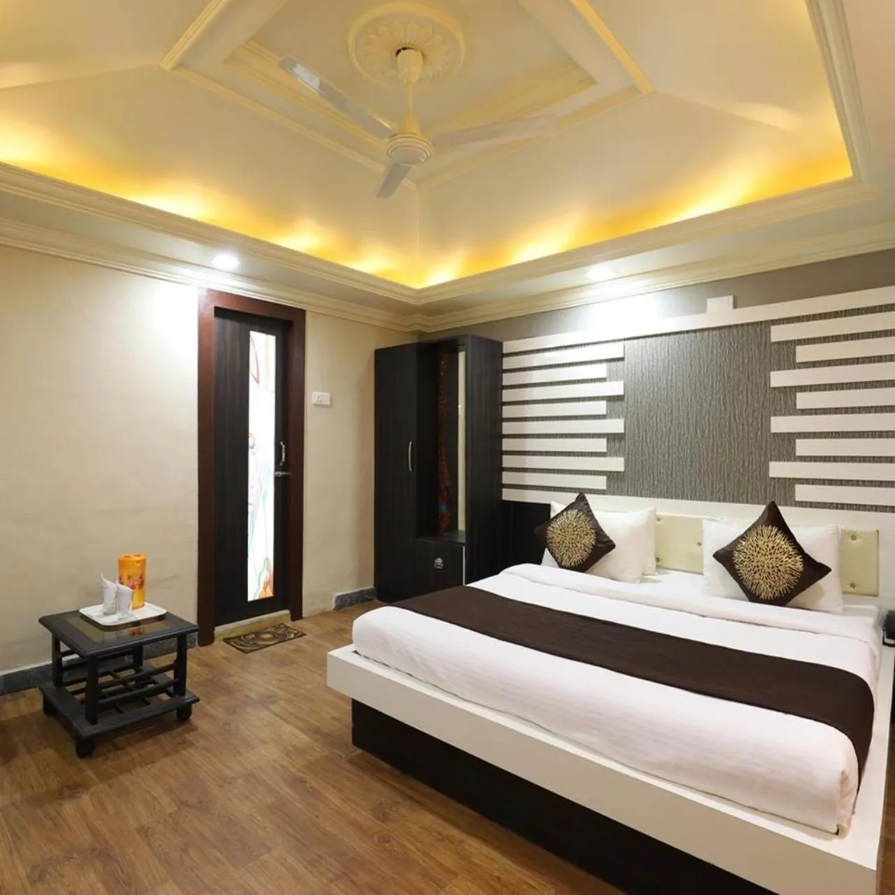 Bed in Hotel Loyal Residency