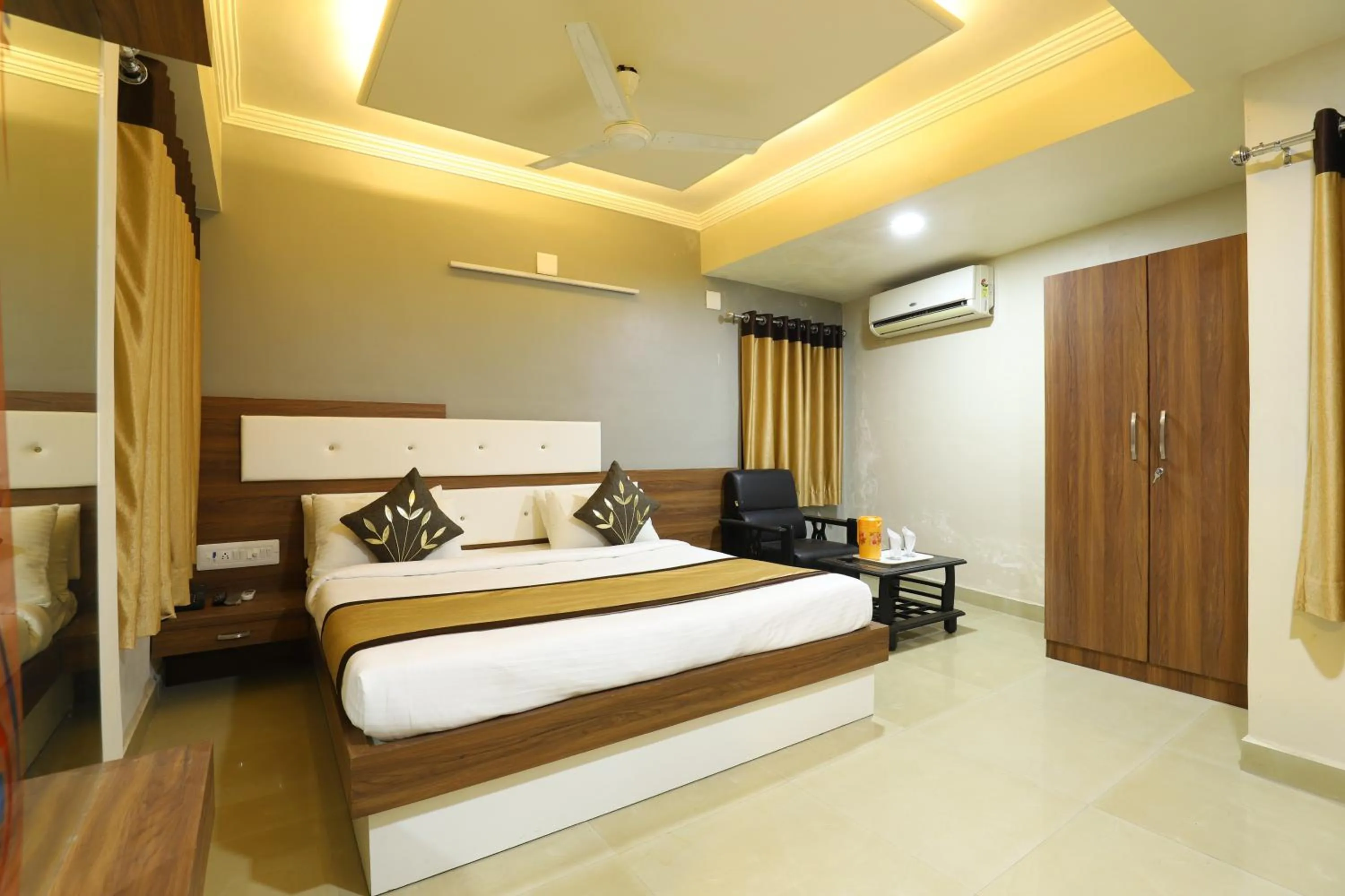 Bed in Hotel Loyal Residency