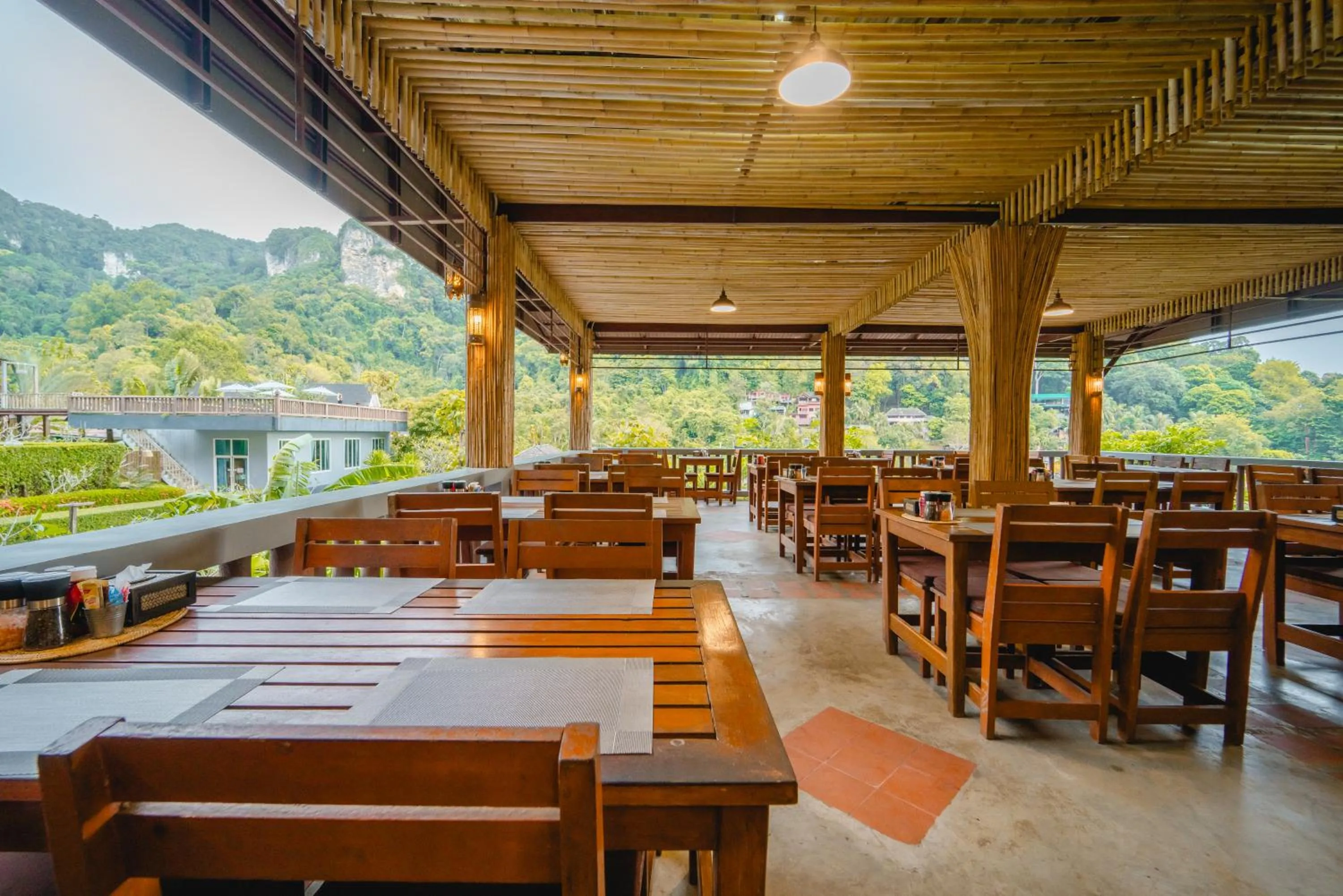 Restaurant/places to eat in Railay Phutawan Resort