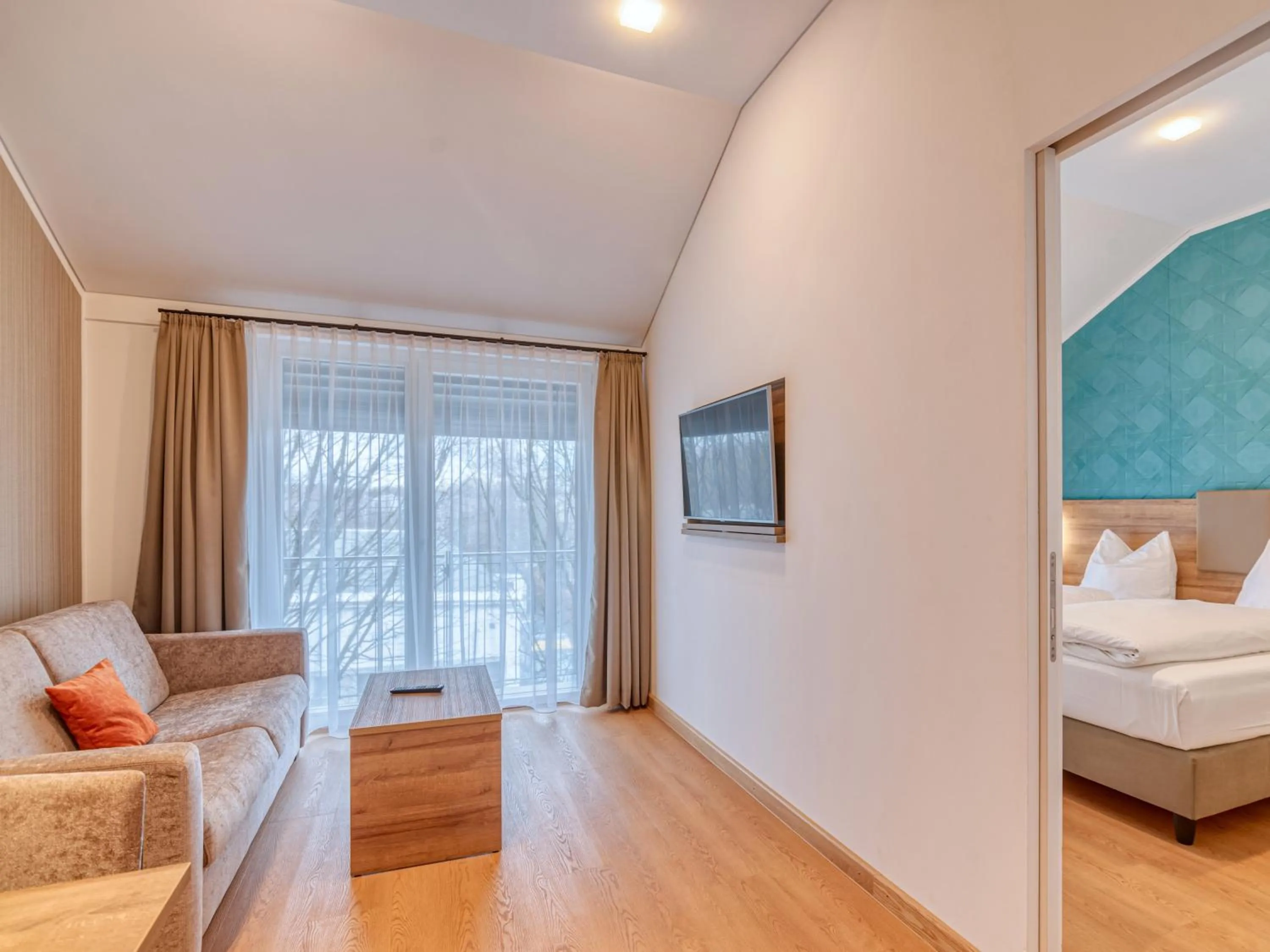 TV and multimedia, Bed in WESTSIDE Hotel