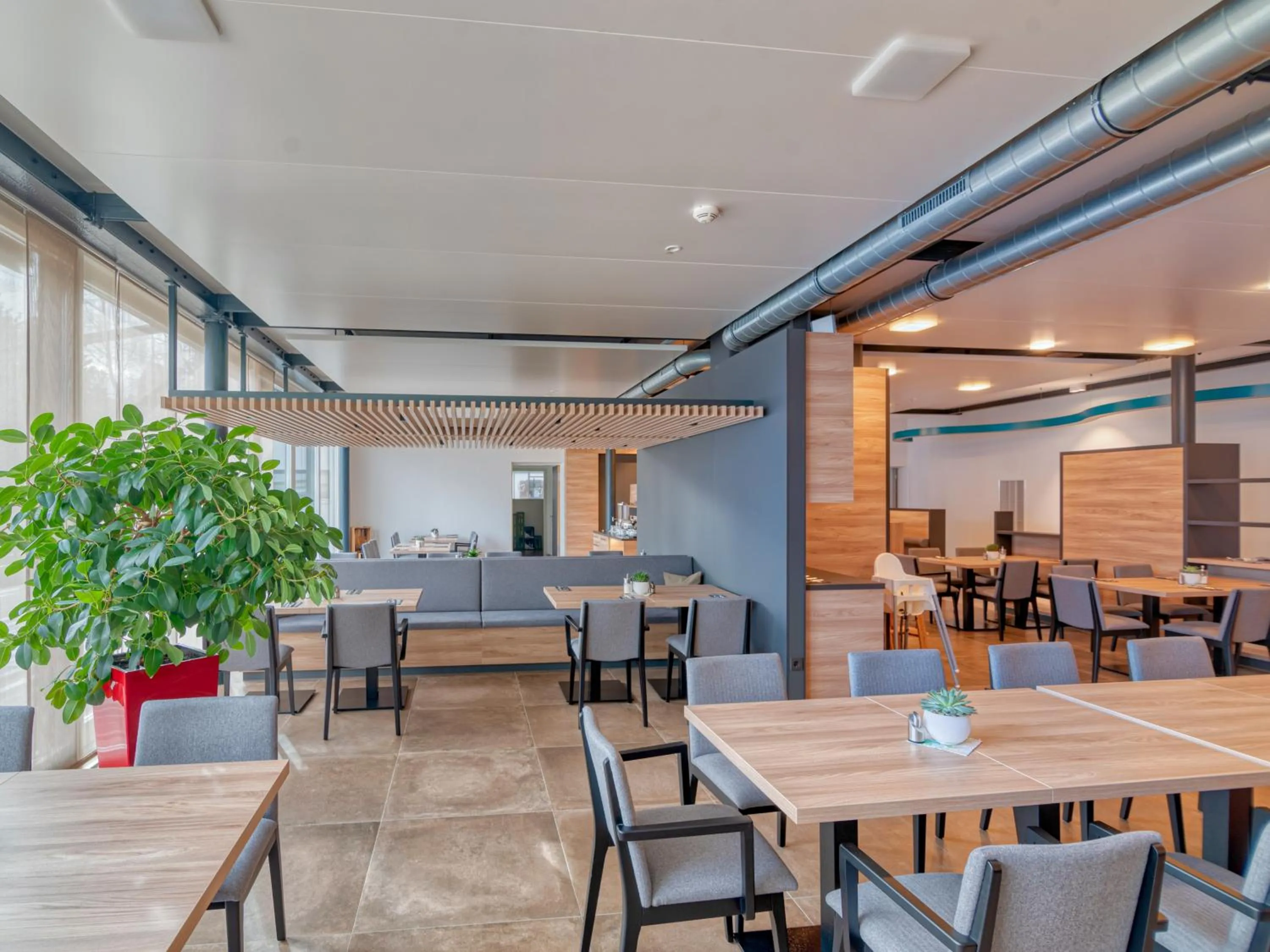 Restaurant/places to eat in WESTSIDE Hotel