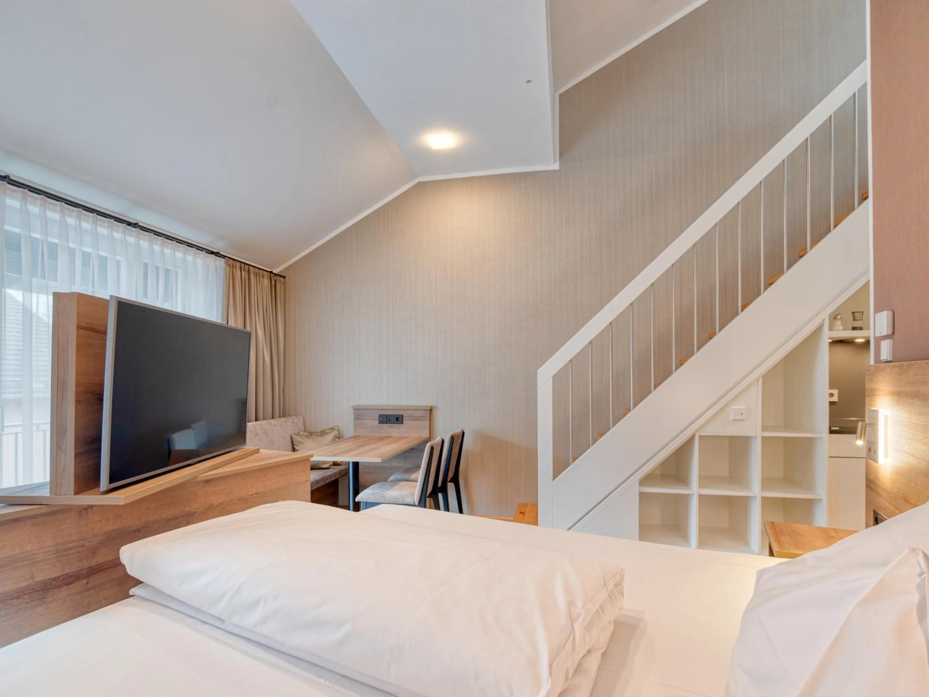 Communal lounge/ TV room, Bed in WESTSIDE Hotel