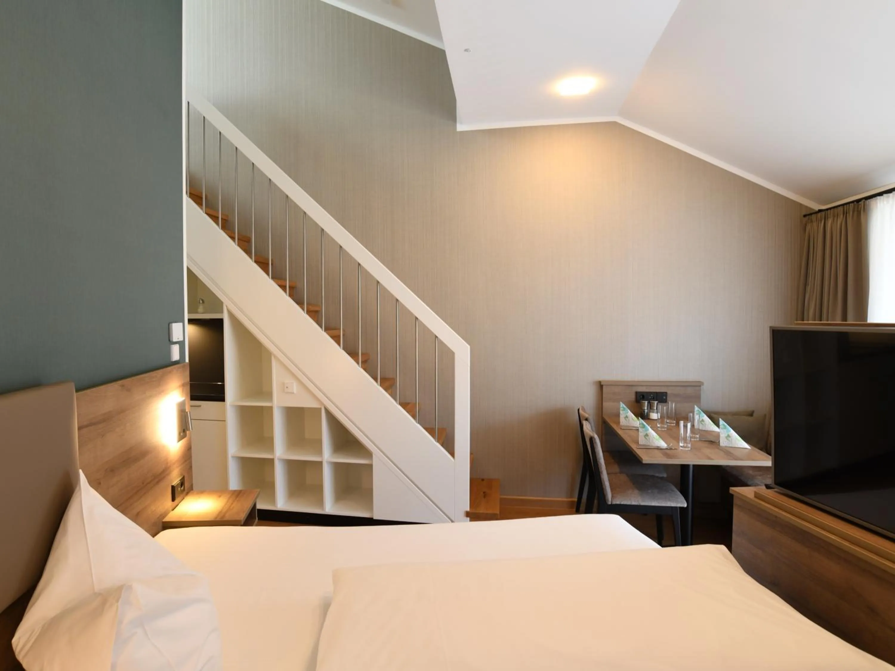 TV and multimedia, Bed in WESTSIDE Hotel