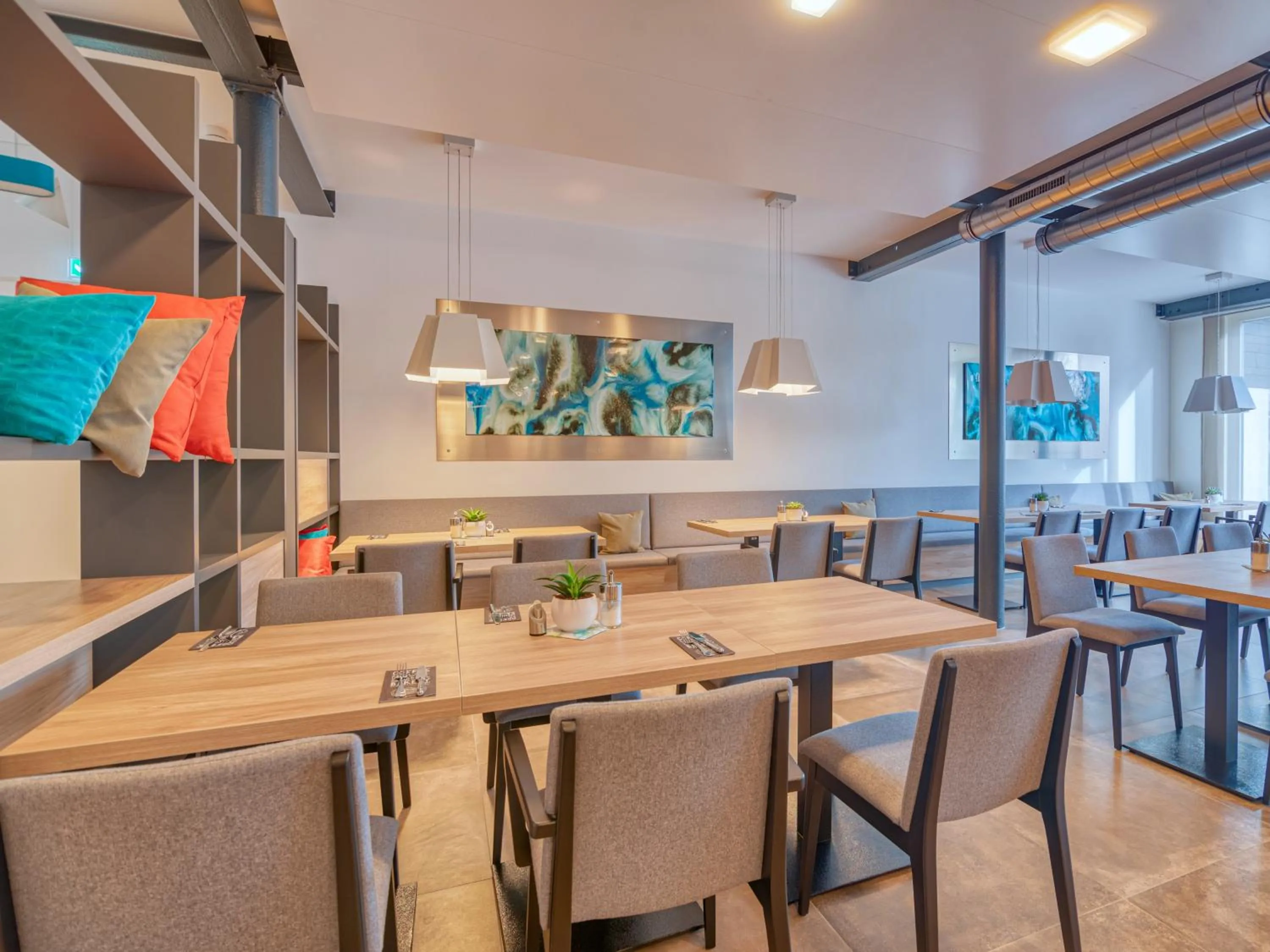 Restaurant/places to eat in WESTSIDE Hotel