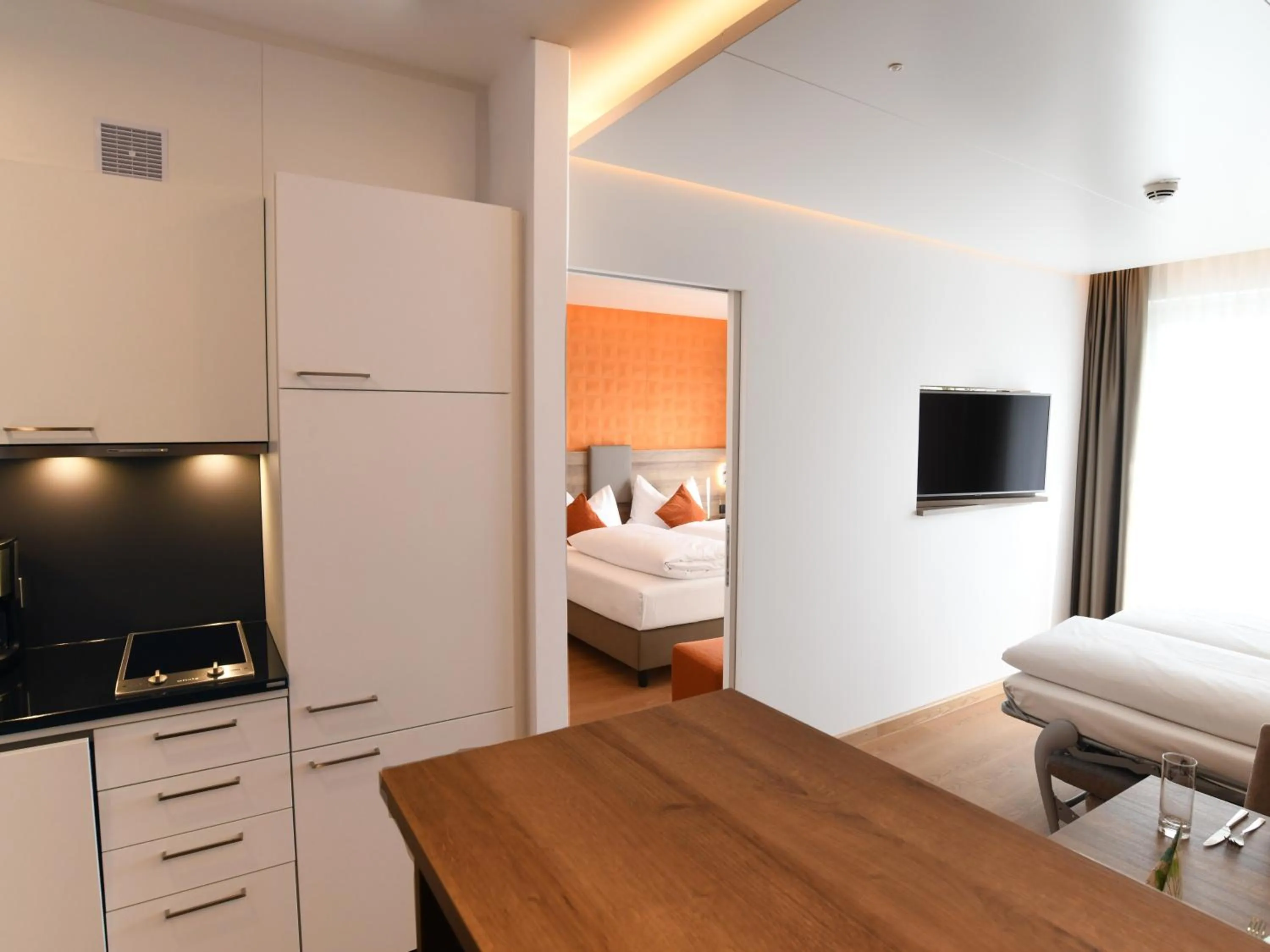 TV and multimedia, Bed in WESTSIDE Hotel