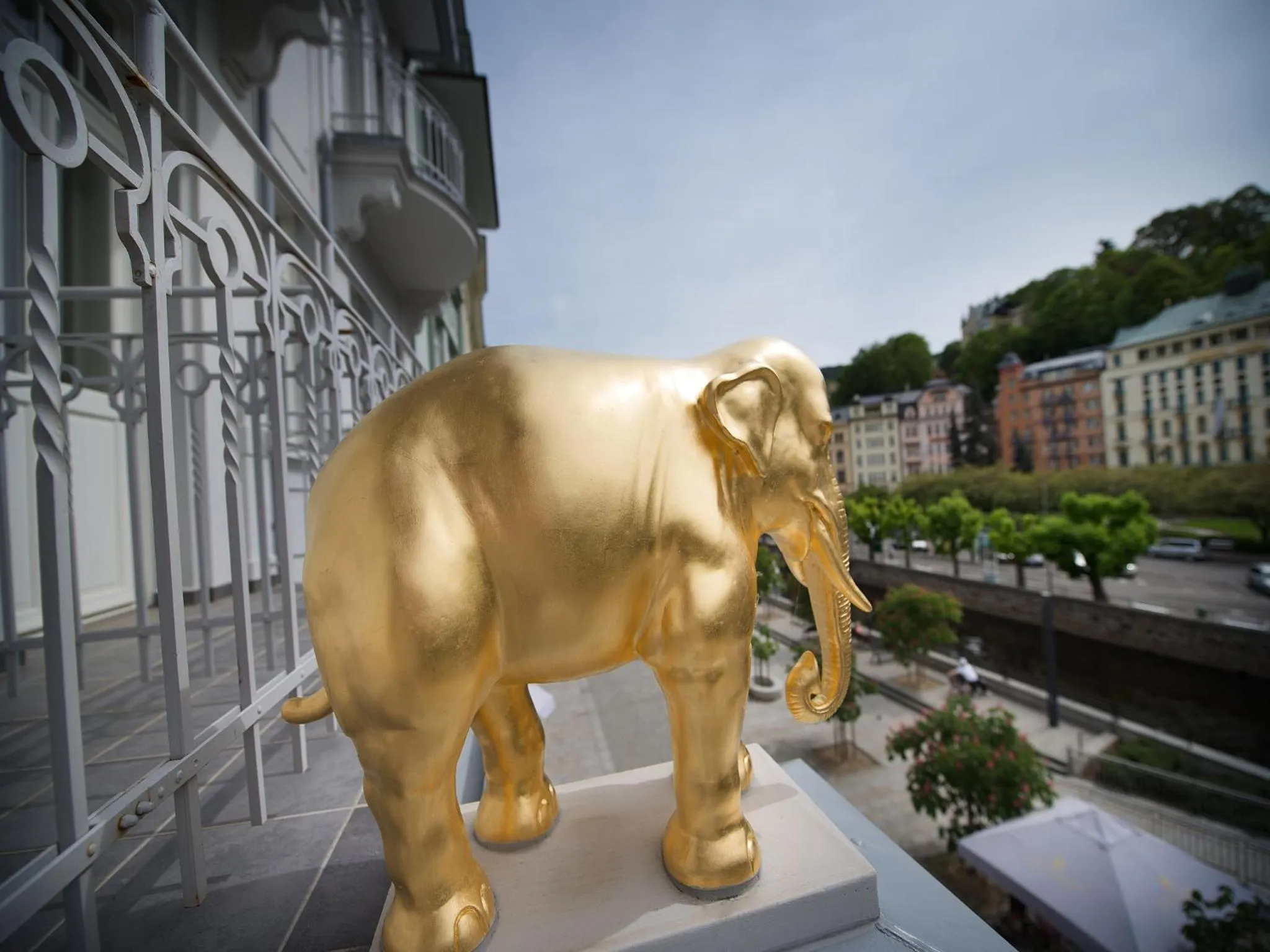 Logo/Certificate/Sign in EA Hotel Elefant