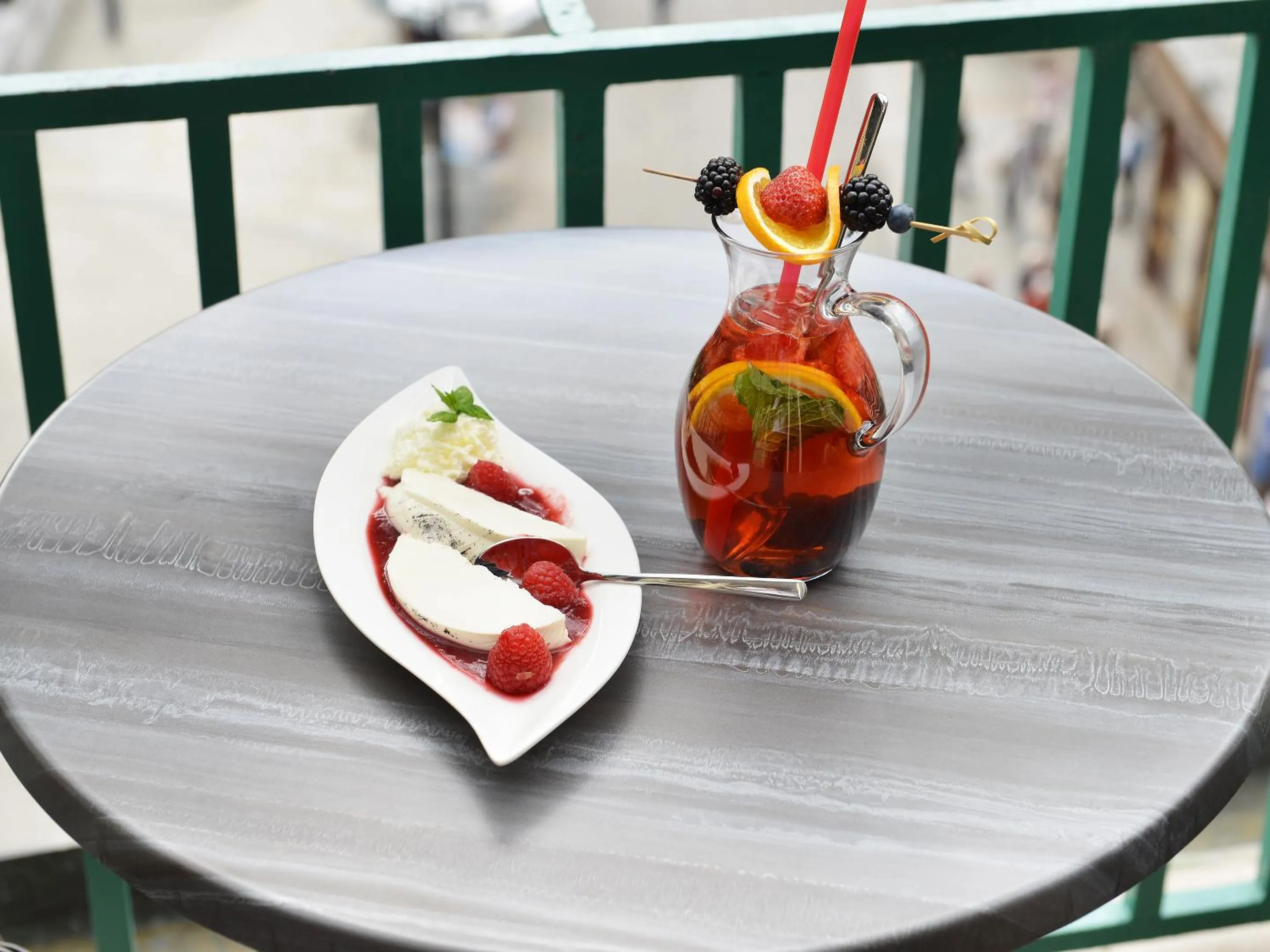 Food and drinks in EA Hotel Elefant