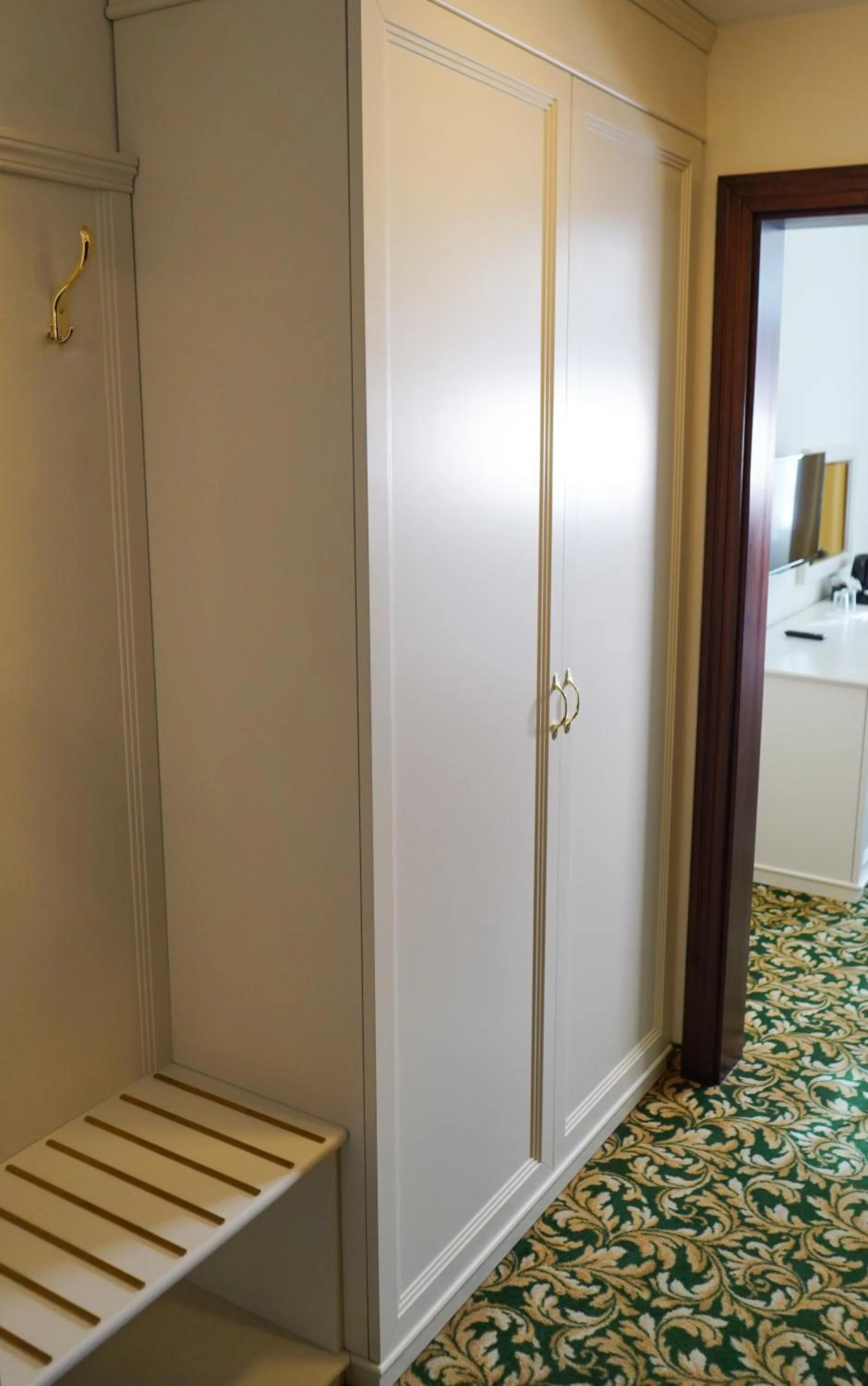 wardrobe in EA Hotel Elefant