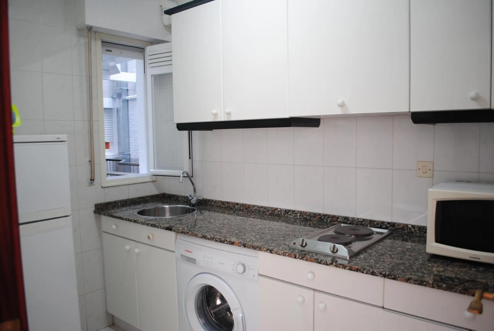 Kitchen or kitchenette in Apartamentos Regollera