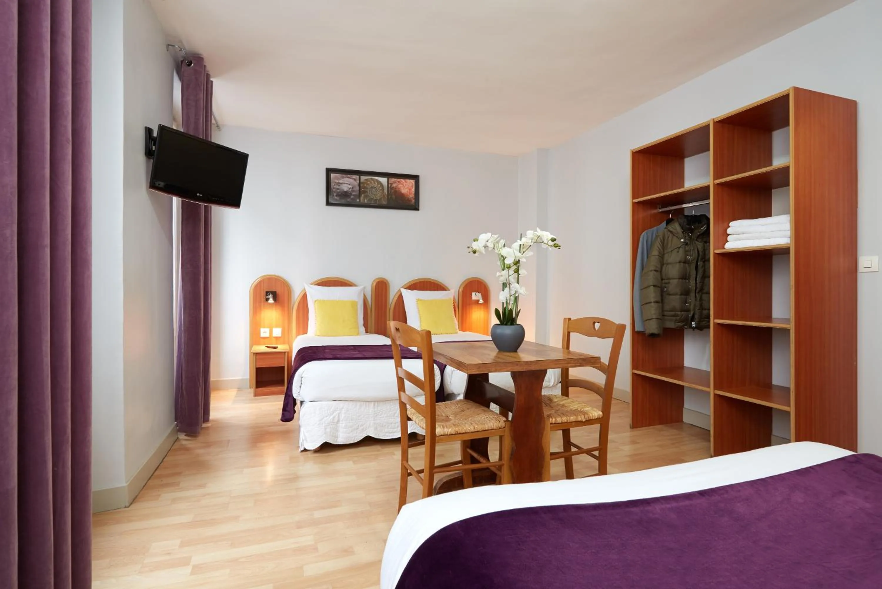 TV and multimedia, Bed in Hôtel Viator