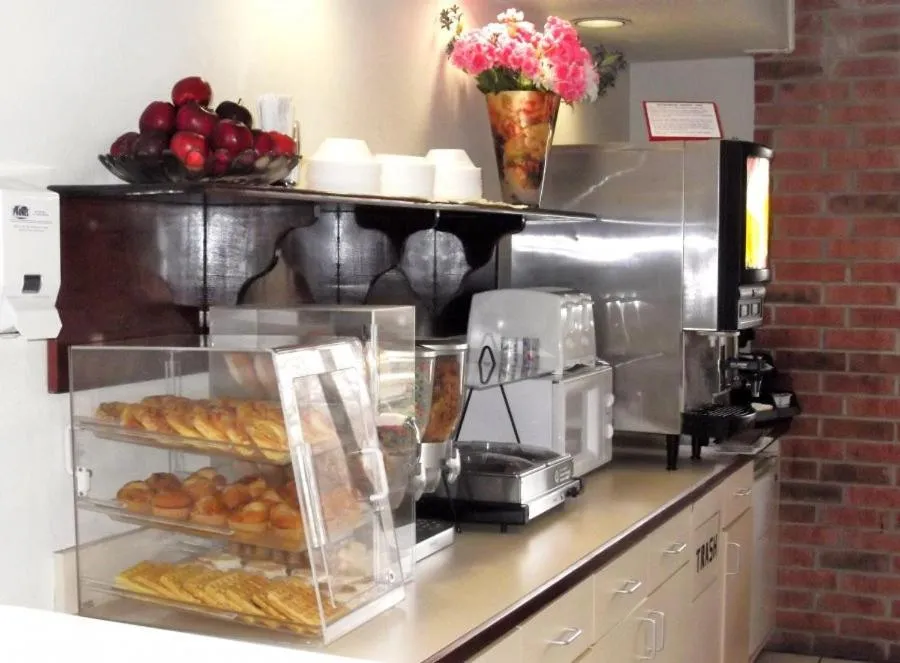 Food in Amerihost Inn & Suites Fulton