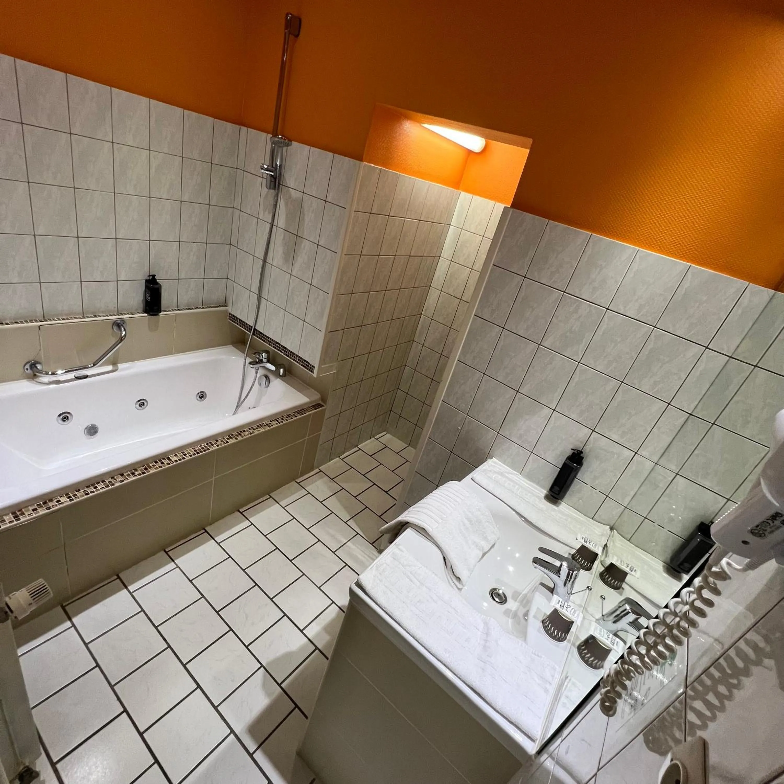 Shower in Le Grand Hotel