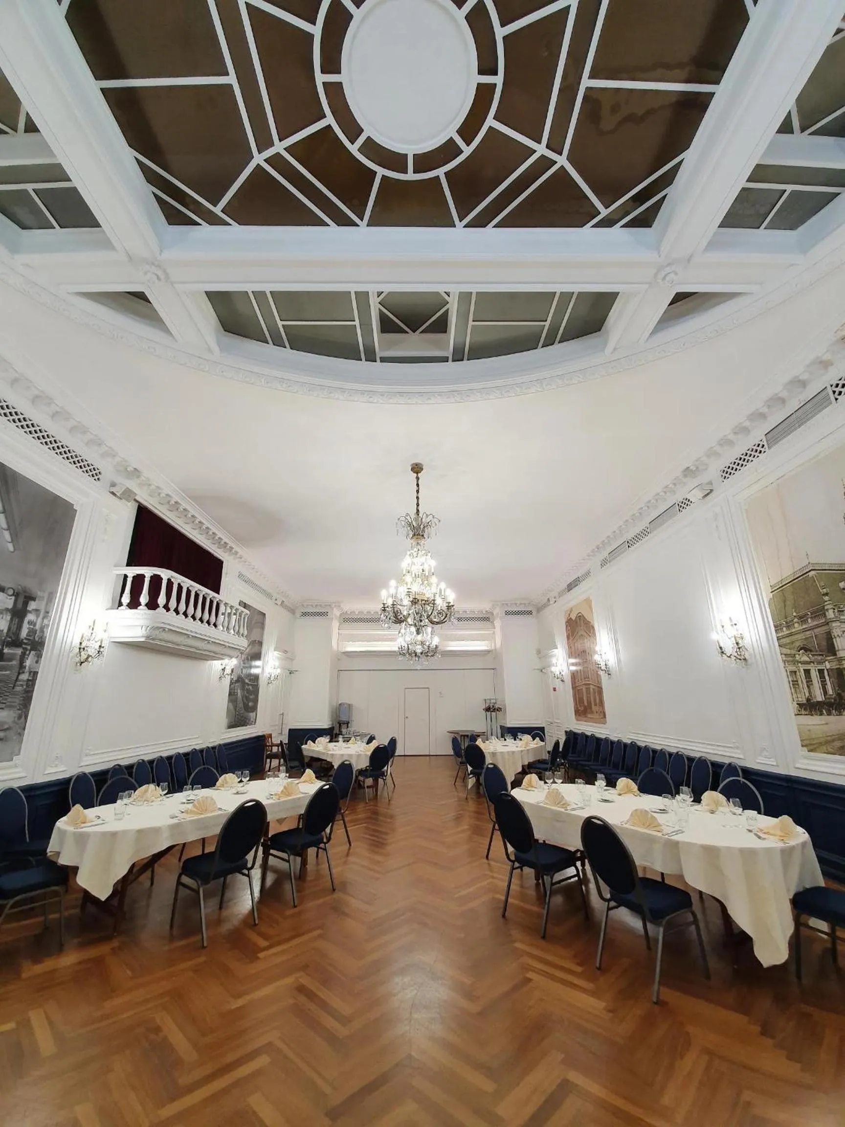 Restaurant/places to eat in Le Grand Hotel