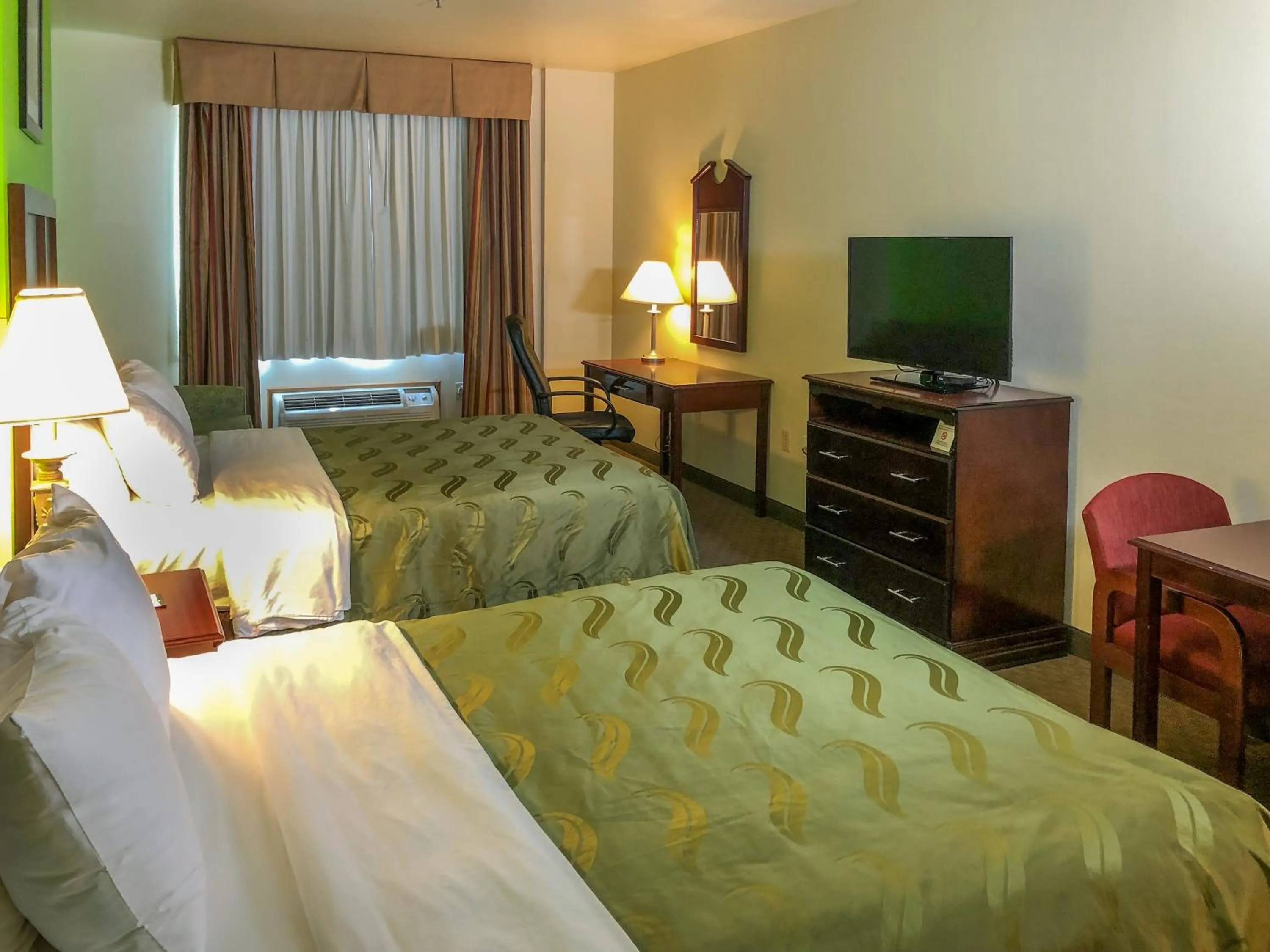 Bed in Quality Inn & Suites of Alma - Northeast from Fort Smith