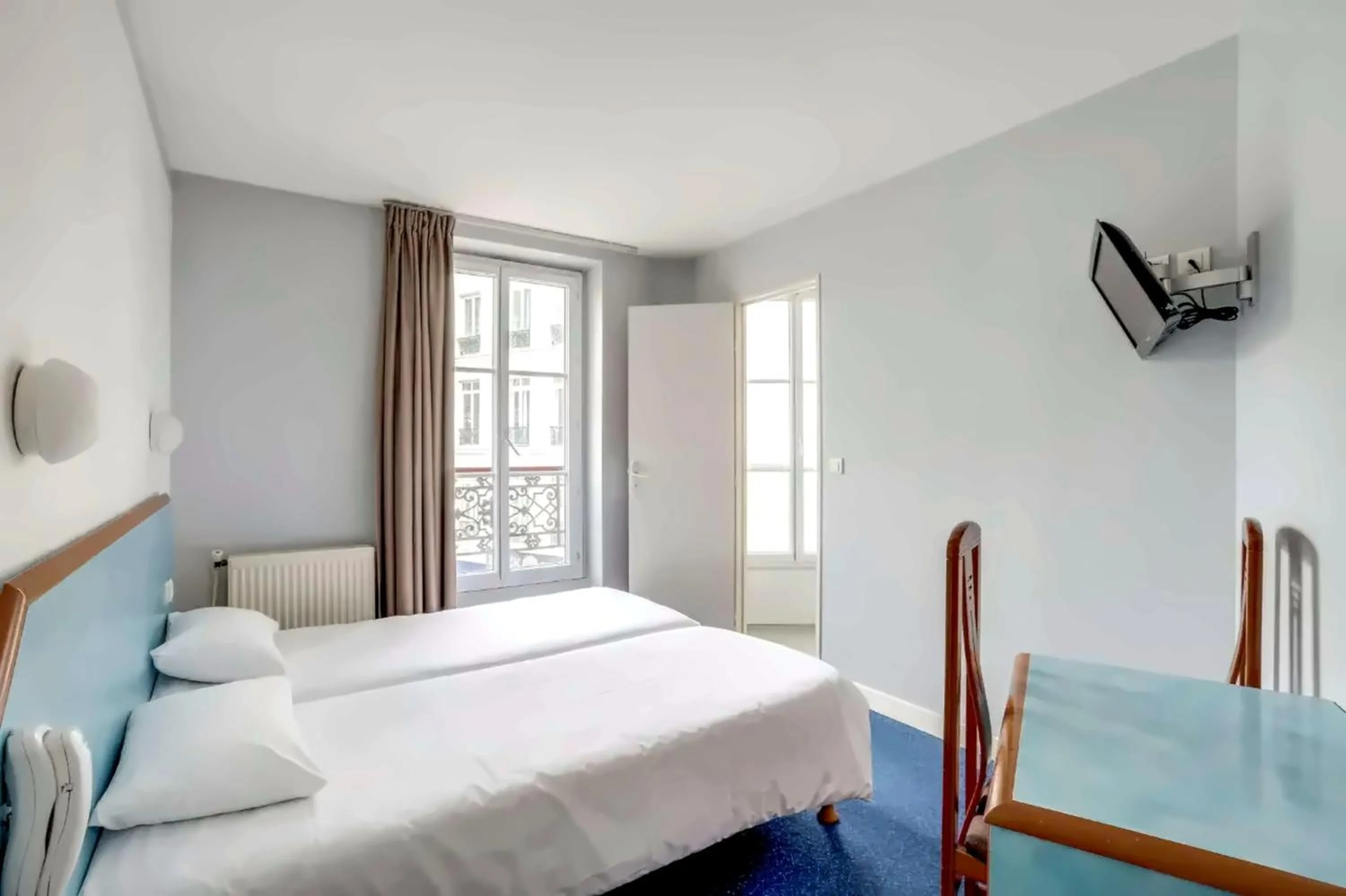 Bedroom, Bed in Hotel Royal Mansart