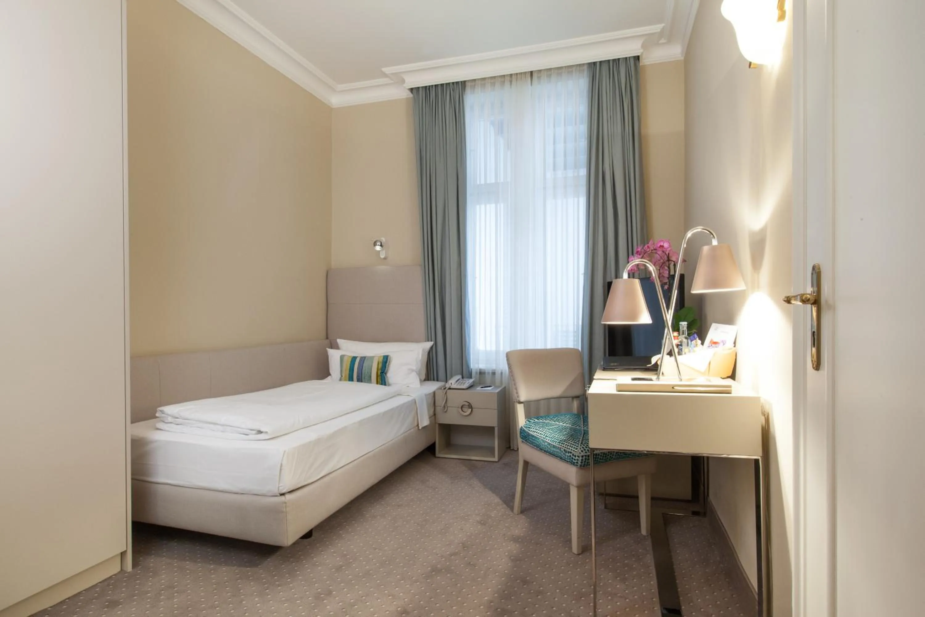 Photo of the whole room, Bed in Hotel an der Oper