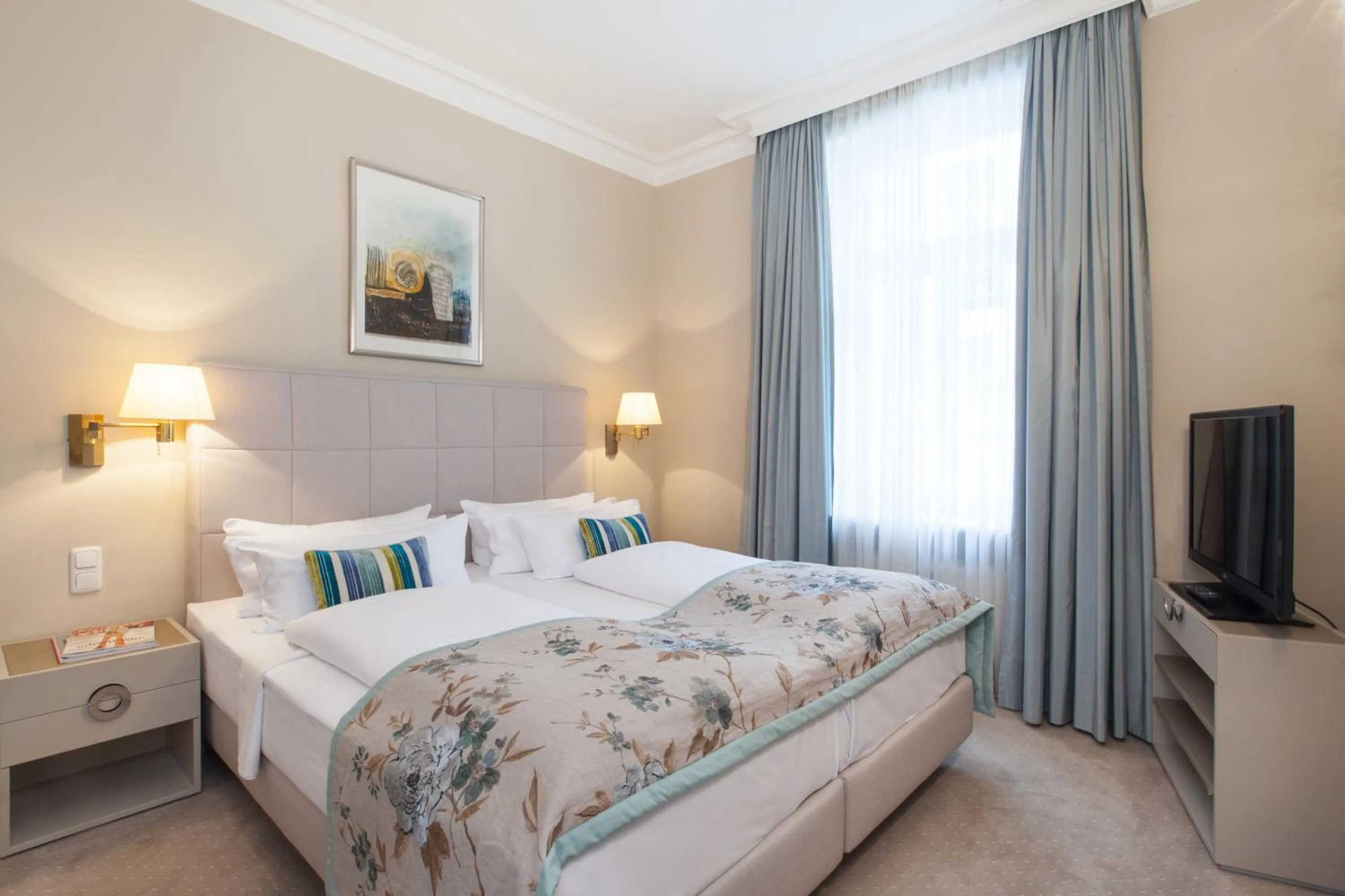 Bedroom, Bed in Hotel an der Oper