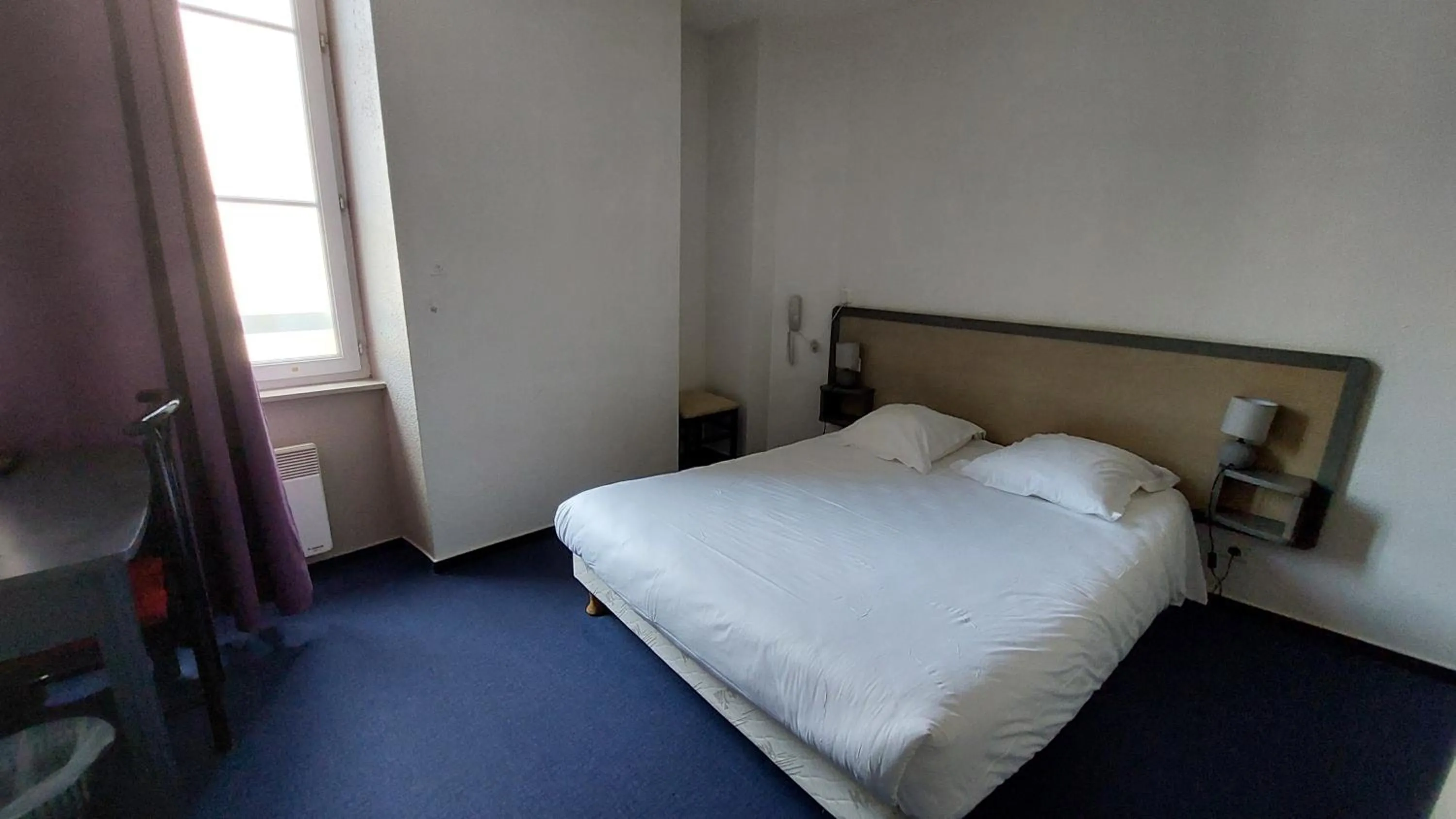 Photo of the whole room, Bed in Hôtel de France