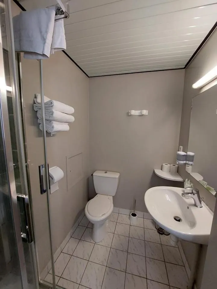 Shower in Hôtel de France