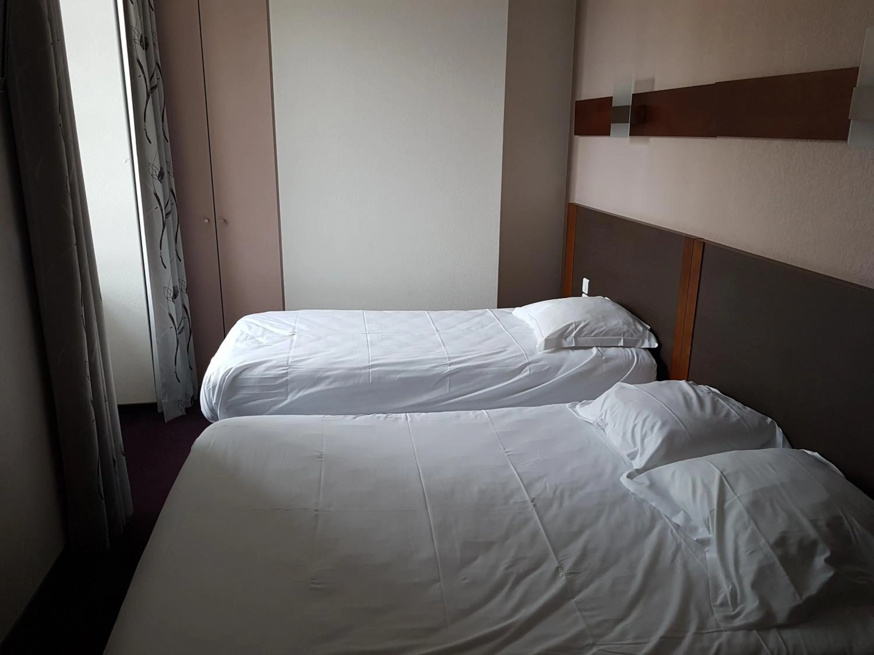 Bed in Hôtel de France