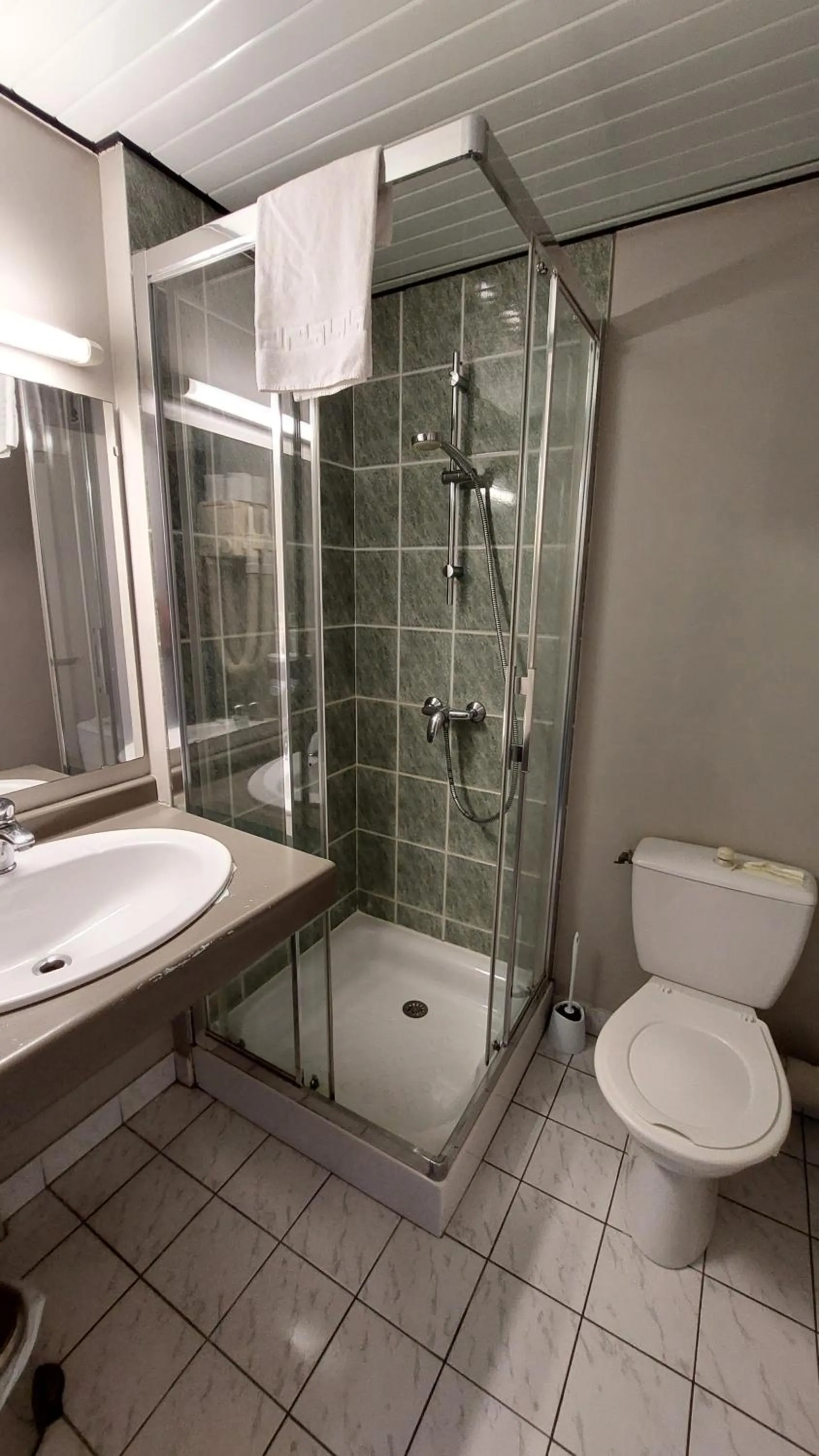 Shower in Hôtel de France