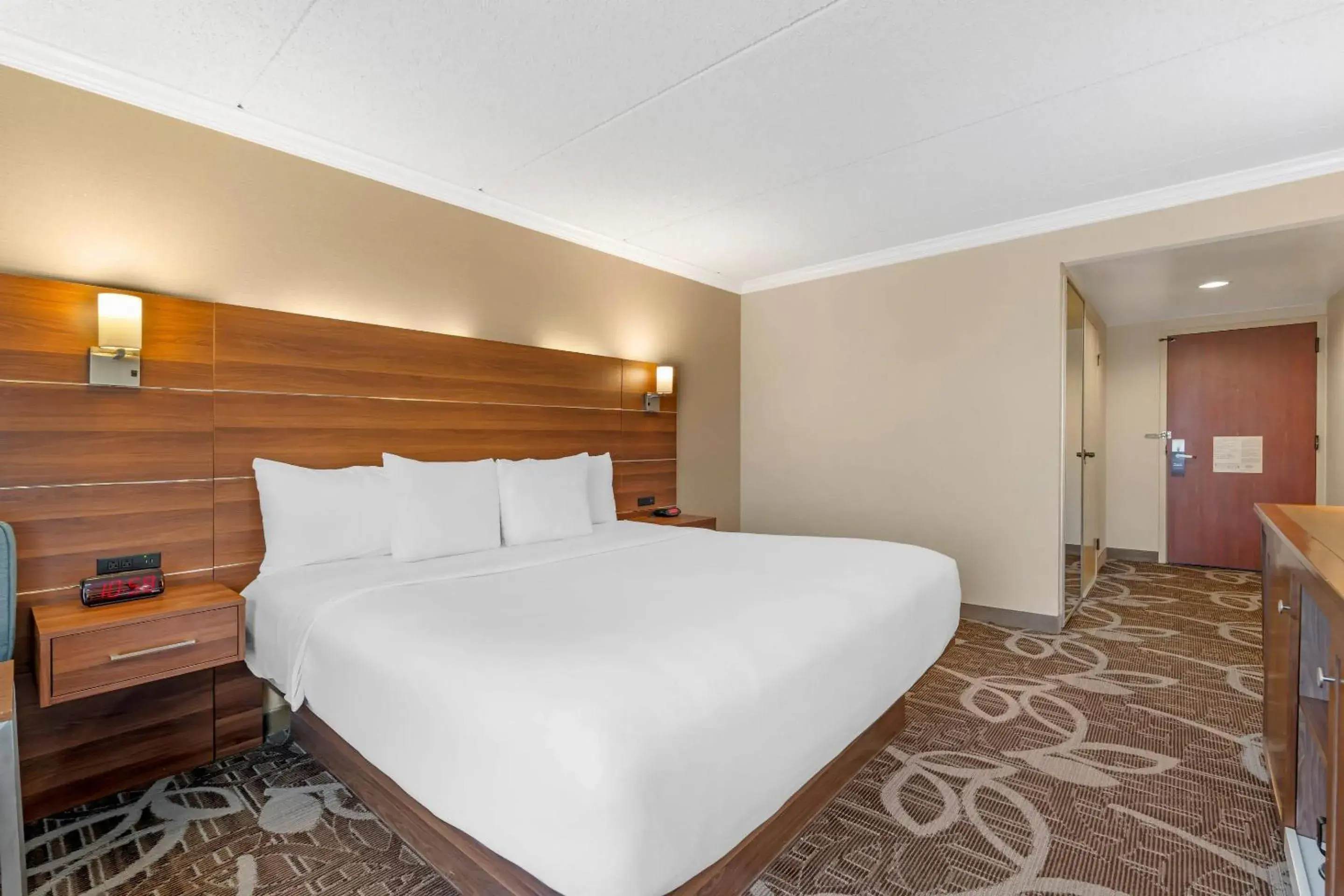 Standard Room, 1 King Bed, Non Smoking in Comfort Inn Anaheim Resort Standard Room, 1 King Bed, Non Smoking in Comfort Inn Anaheim Resort