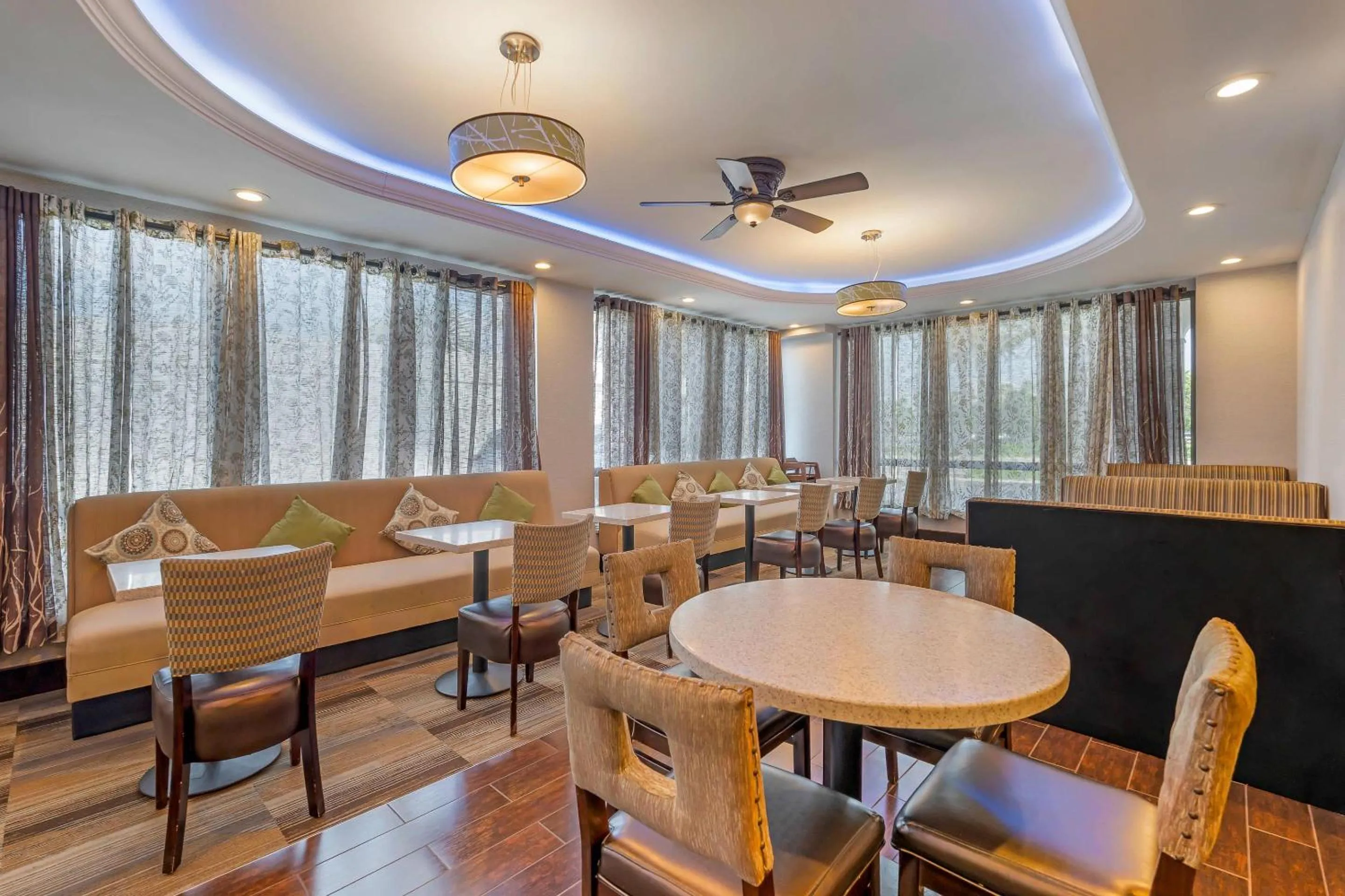 Breakfast in Comfort Inn Anaheim Resort