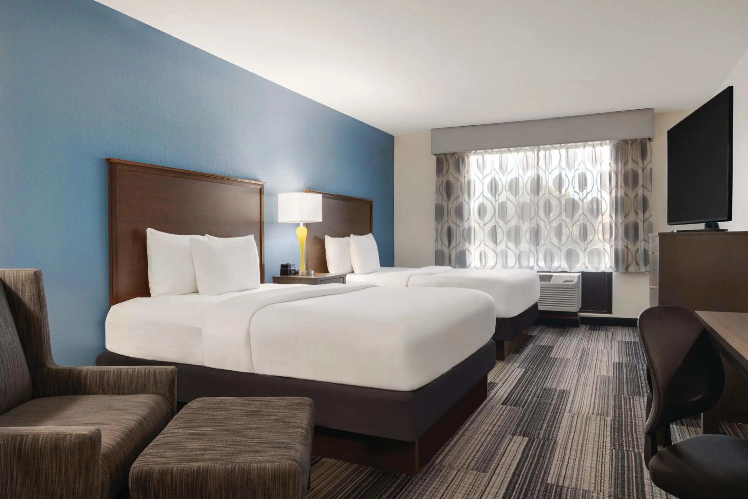 Photo of the whole room, Bed in La Quinta by Wyndham Springfield Airport Plaza