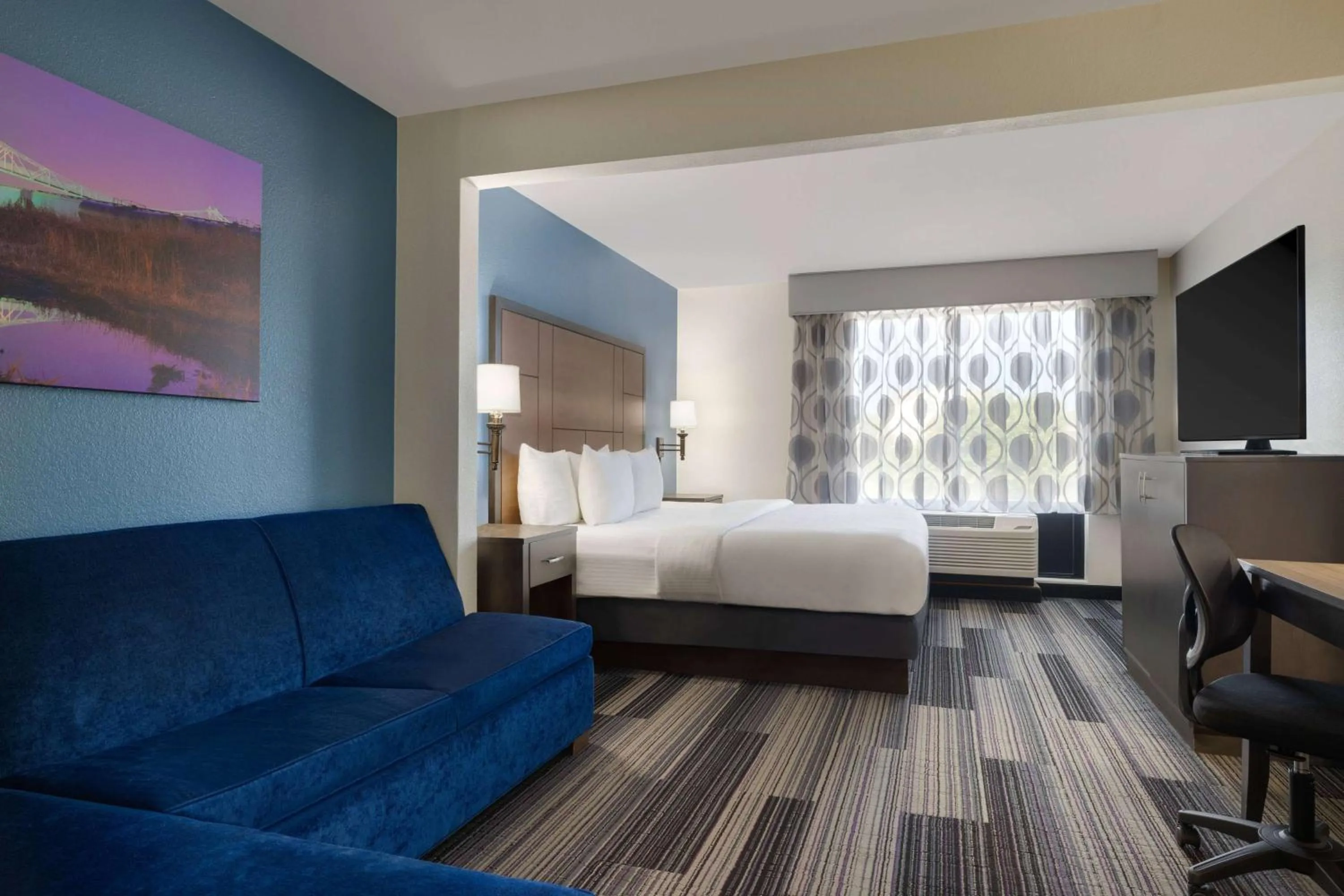 Photo of the whole room, Bed in La Quinta by Wyndham Springfield Airport Plaza