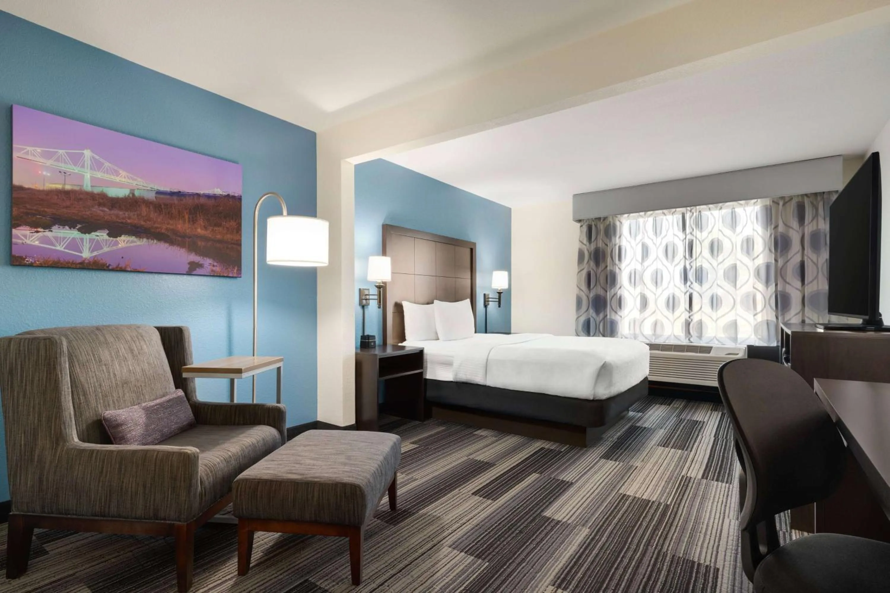 Photo of the whole room, Bed in La Quinta by Wyndham Springfield Airport Plaza