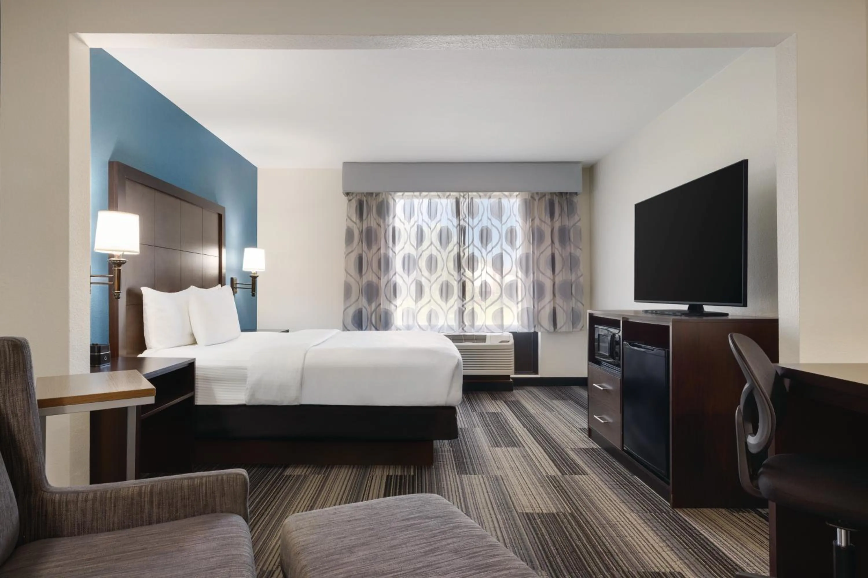 Photo of the whole room, Bed in La Quinta by Wyndham Springfield Airport Plaza