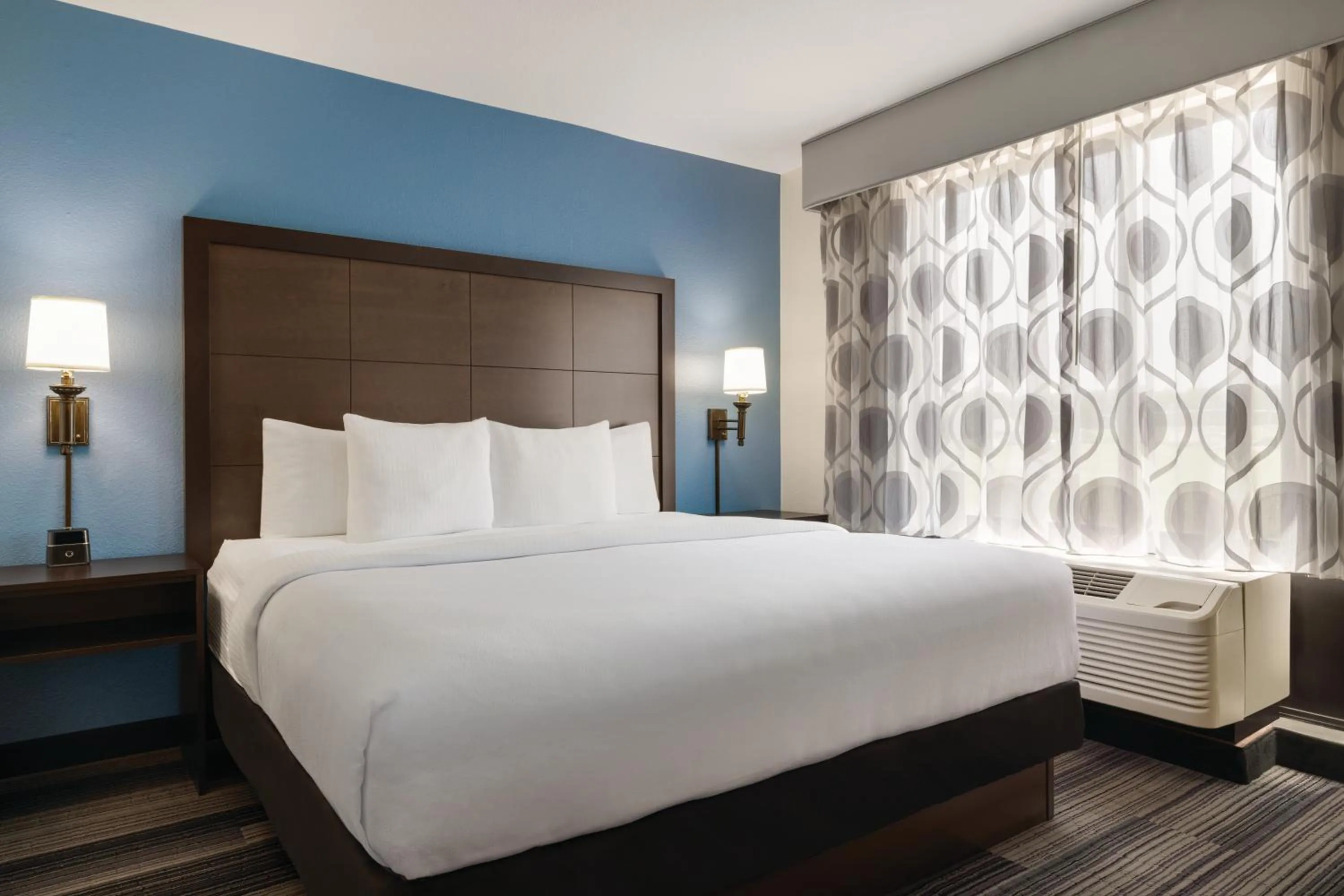 Bed in La Quinta by Wyndham Springfield Airport Plaza